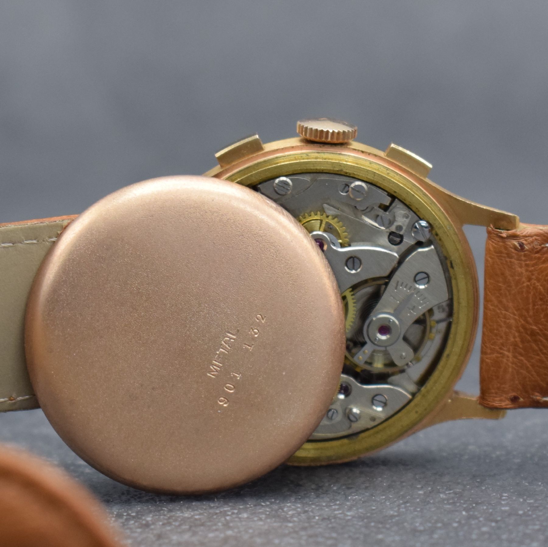 Detail f: OLYMPIC Armbandchronograph in RoseG 750/000, Handaufzug, Schweiz um 1950, Boden & Glasrand aufgedr., Metallcuv. zur Armierung, Tele- & ...