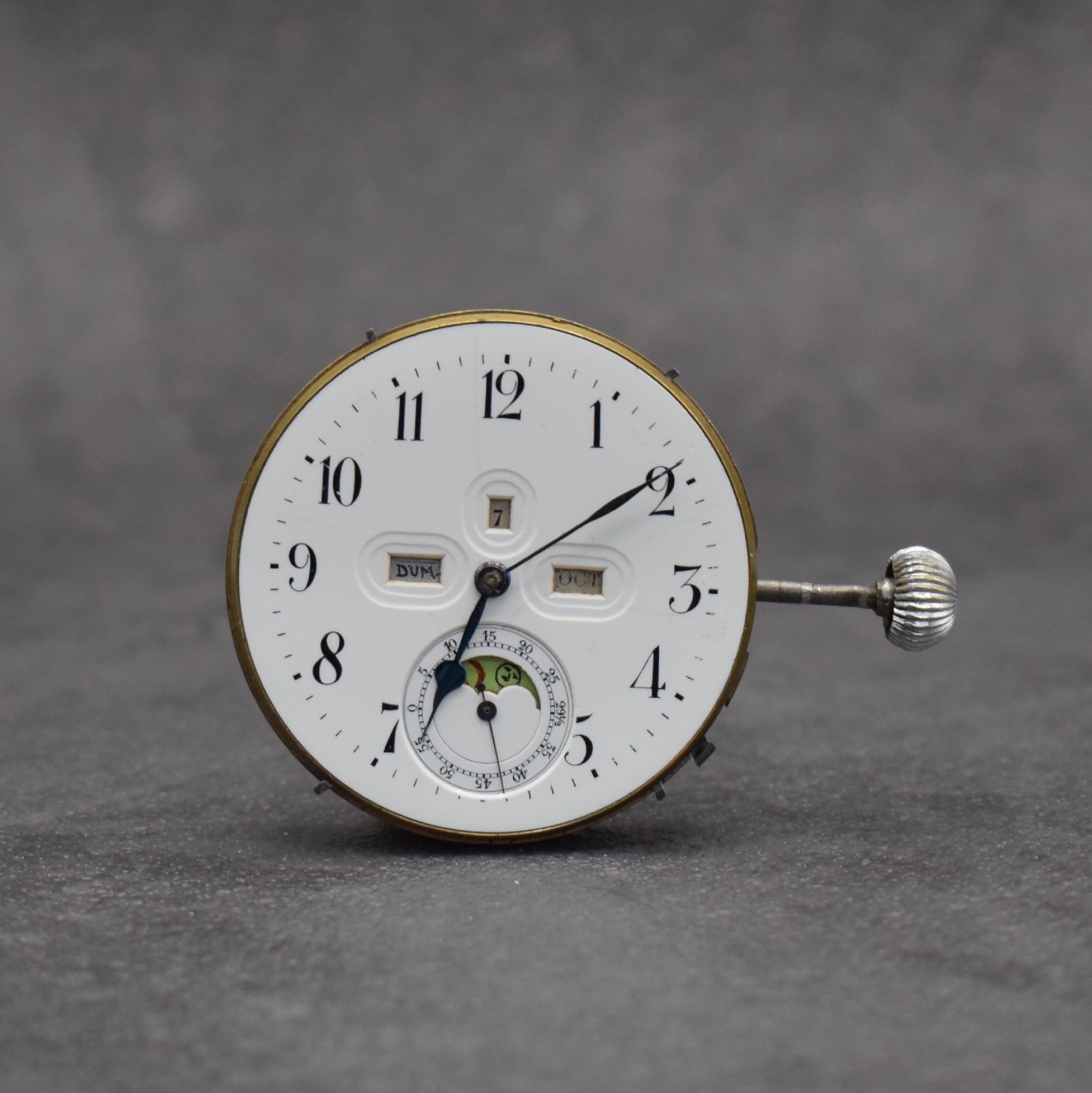 Detail c: Taschenuhrwerk mit Chronometerhemmung & Vollkalender, Schweiz um 1900, Emailzifferbl. m. arab. Zahlen riss., gebl. Birnenzeiger, verg. Klobenwerk m. ...