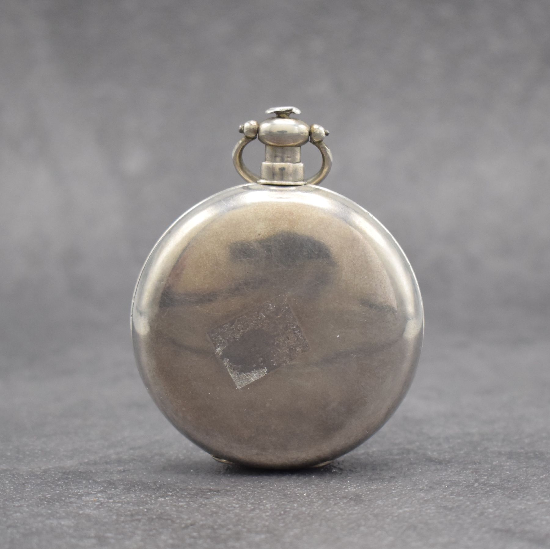 Detail a: Offene Herrentaschenuhr mit Duplexhemmung, Schweiz für den chinesischen Markt um 1878, Silbergeh., Emailzifferbl. m. röm. Zahlen riss./besch., ...
