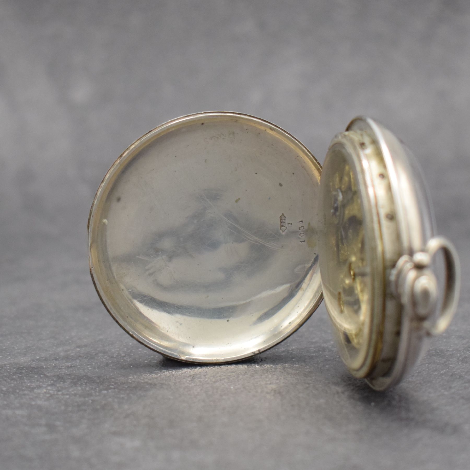Detail b: Offene Herrentaschenuhr mit Duplexhemmung, Schweiz für den chinesischen Markt um 1878, Silbergeh., Emailzifferbl. m. röm. Zahlen riss./besch., ...
