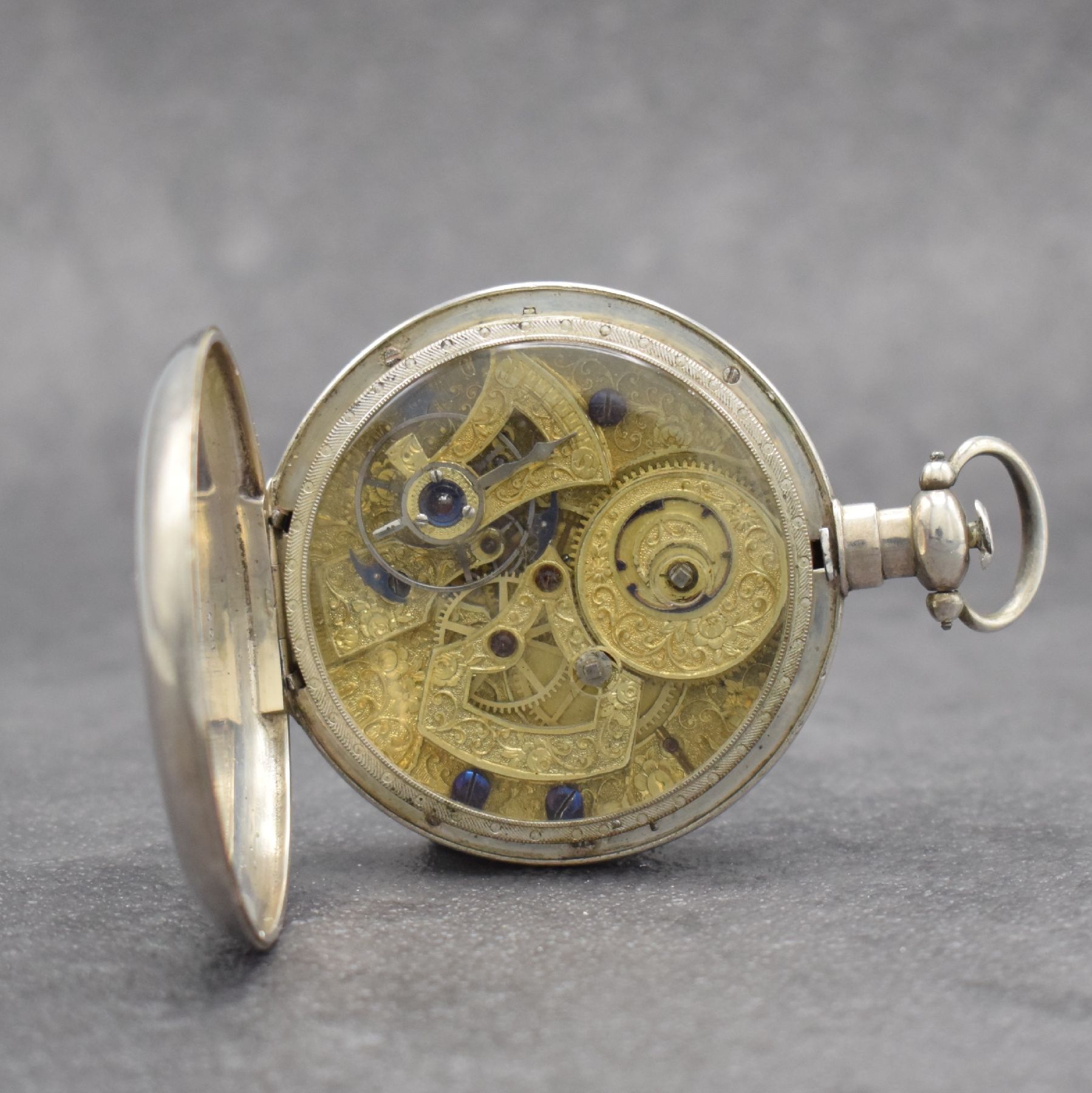 Detail c: Offene Herrentaschenuhr mit Duplexhemmung, Schweiz für den chinesischen Markt um 1878, Silbergeh., Emailzifferbl. m. röm. Zahlen riss./besch., ...