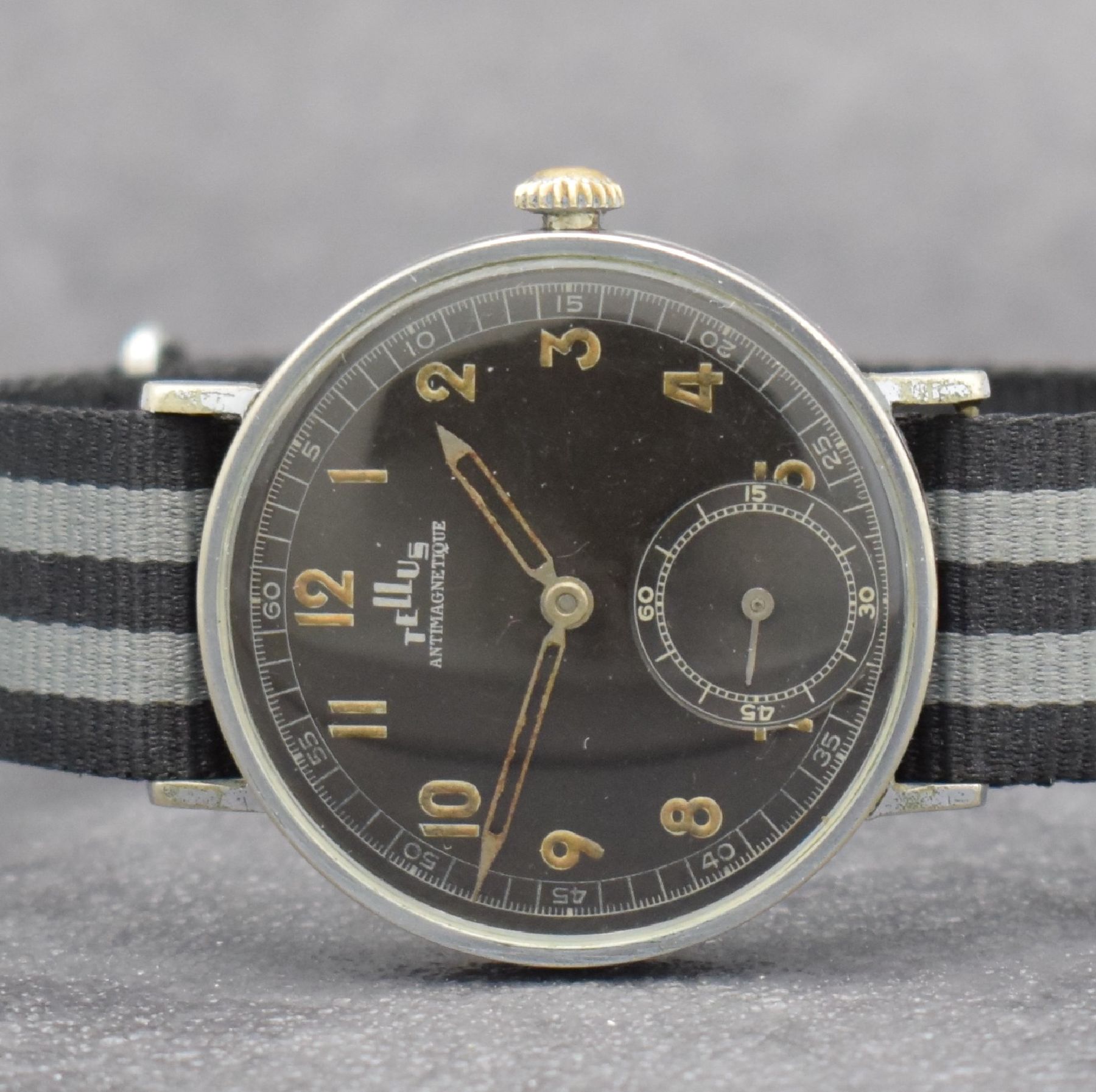 Detail a: TELLUS Antimagnetique sehr große 40 mm & seltene Herrenarmbanduhr, Schweiz um 1940, Handaufzug, 3-teil. verchr. Gehäuse, Stahlboden gedr., ...