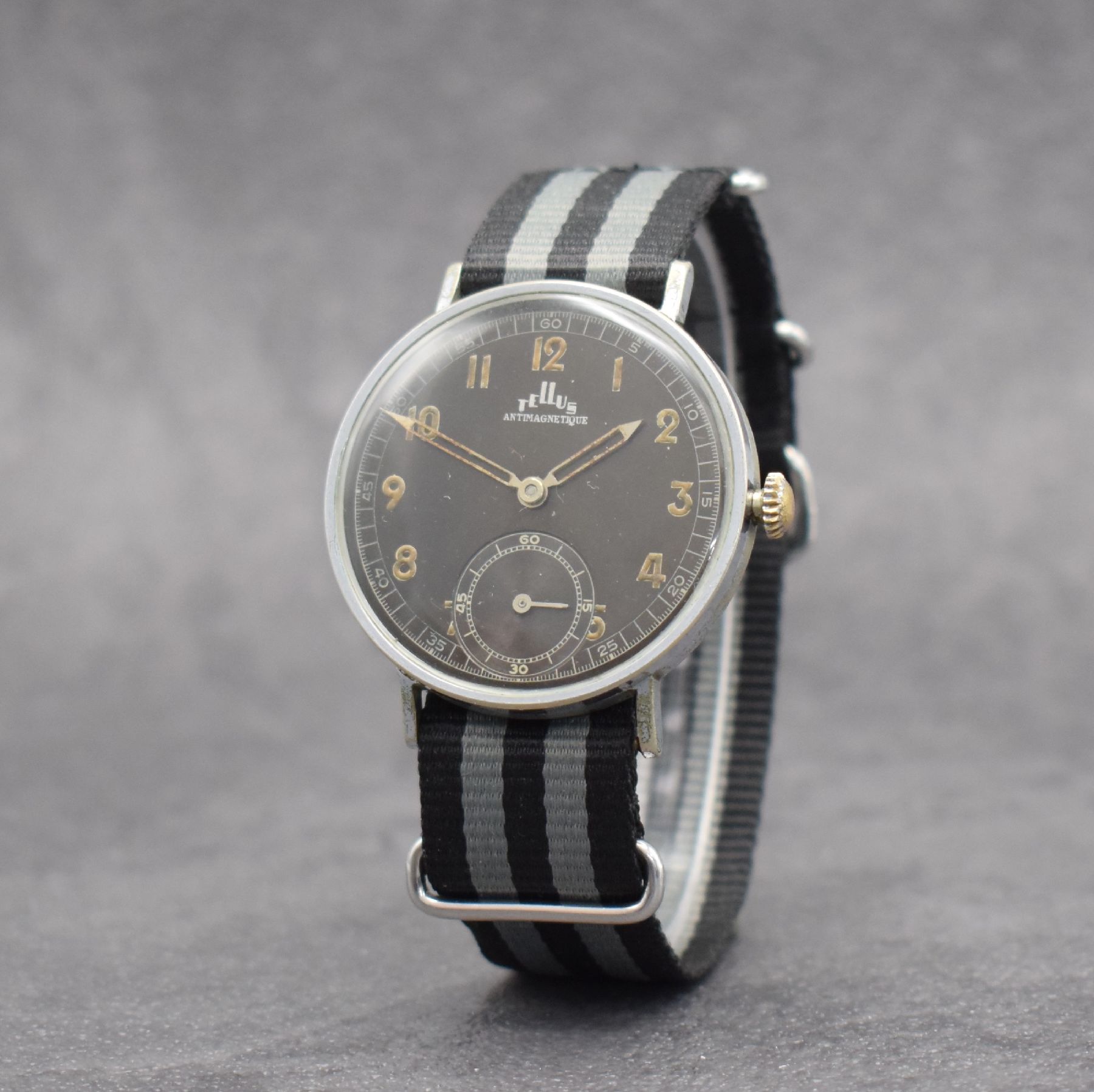 Detail b: TELLUS Antimagnetique sehr große 40 mm & seltene Herrenarmbanduhr, Schweiz um 1940, Handaufzug, 3-teil. verchr. Gehäuse, Stahlboden gedr., ...