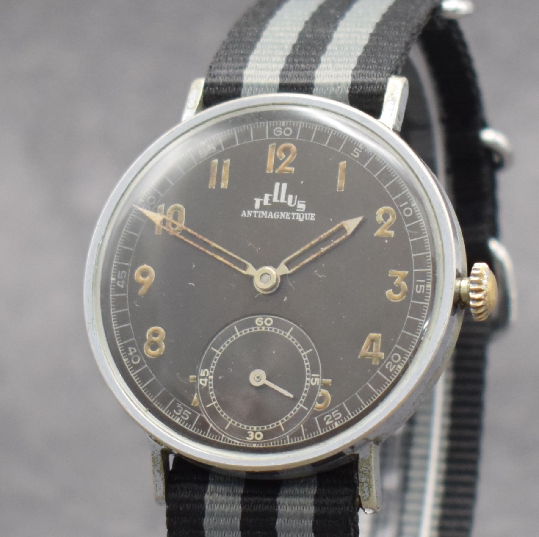 Detail c: TELLUS Antimagnetique sehr große 40 mm & seltene Herrenarmbanduhr, Schweiz um 1940, Handaufzug, 3-teil. verchr. Gehäuse, Stahlboden gedr., ...