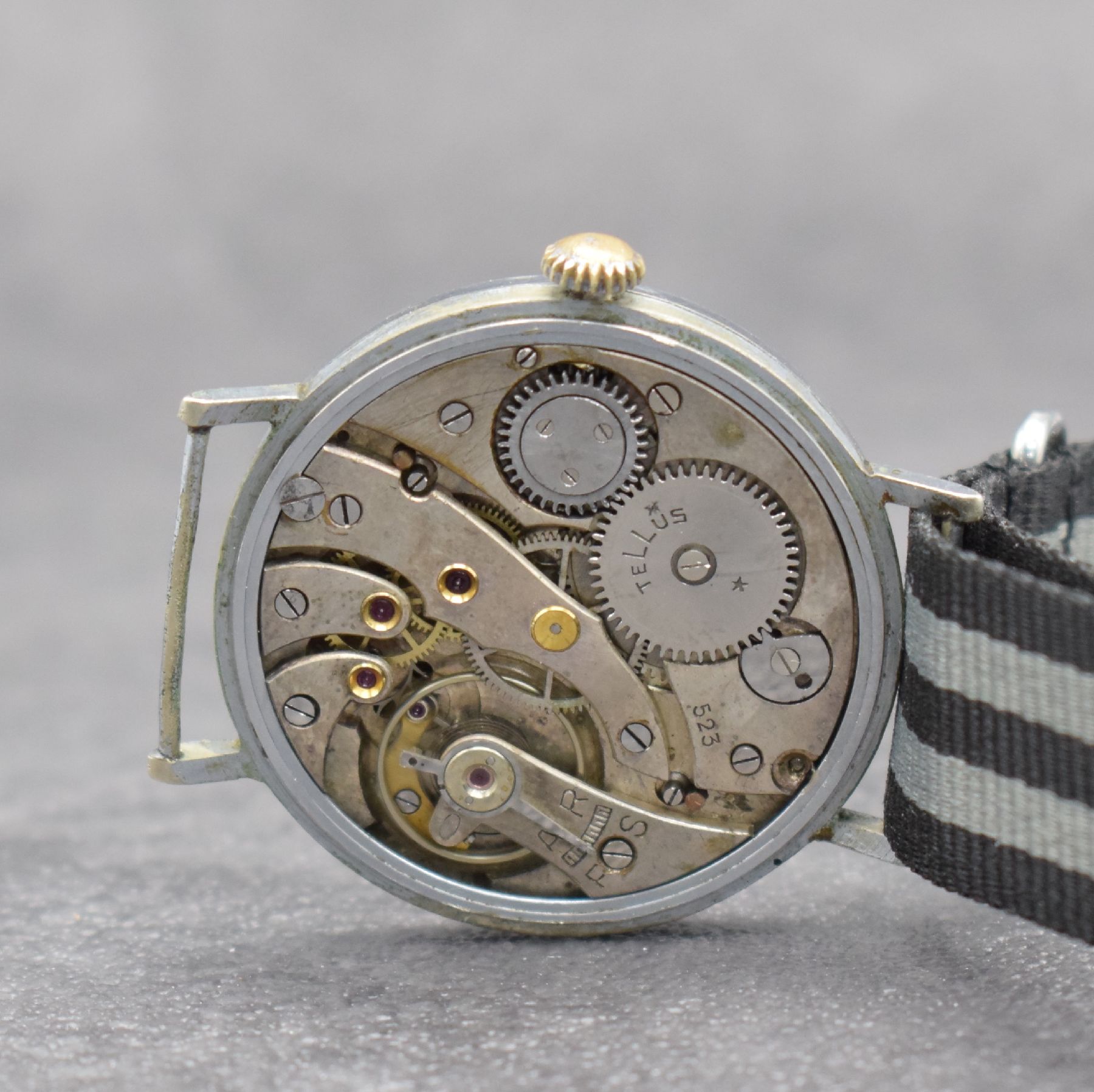 Detail e: TELLUS Antimagnetique sehr große 40 mm & seltene Herrenarmbanduhr, Schweiz um 1940, Handaufzug, 3-teil. verchr. Gehäuse, Stahlboden gedr., ...