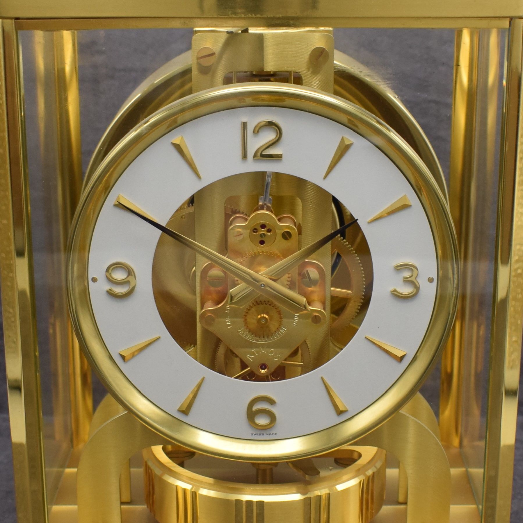 Detail a: Jaeger-LeCoultre Drehpendel-Tischuhr Atmos V Referenz 5800 Modell Classic, Schweiz um 1965, verg., 5-seitig vergl. Geh., nach vorn zu öffnen durch ...