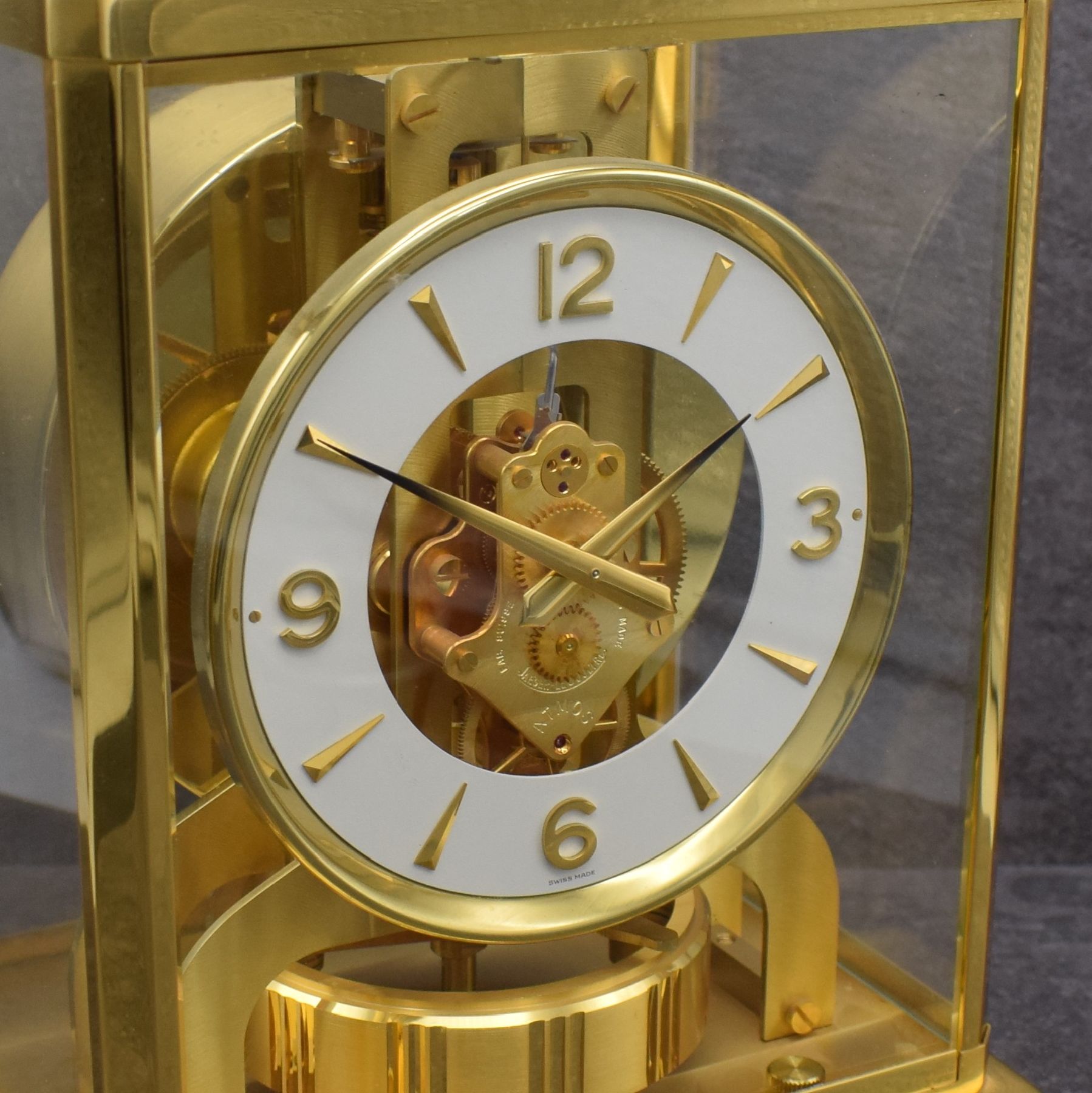 Detail c: Jaeger-LeCoultre Drehpendel-Tischuhr Atmos V Referenz 5800 Modell Classic, Schweiz um 1965, verg., 5-seitig vergl. Geh., nach vorn zu öffnen durch ...