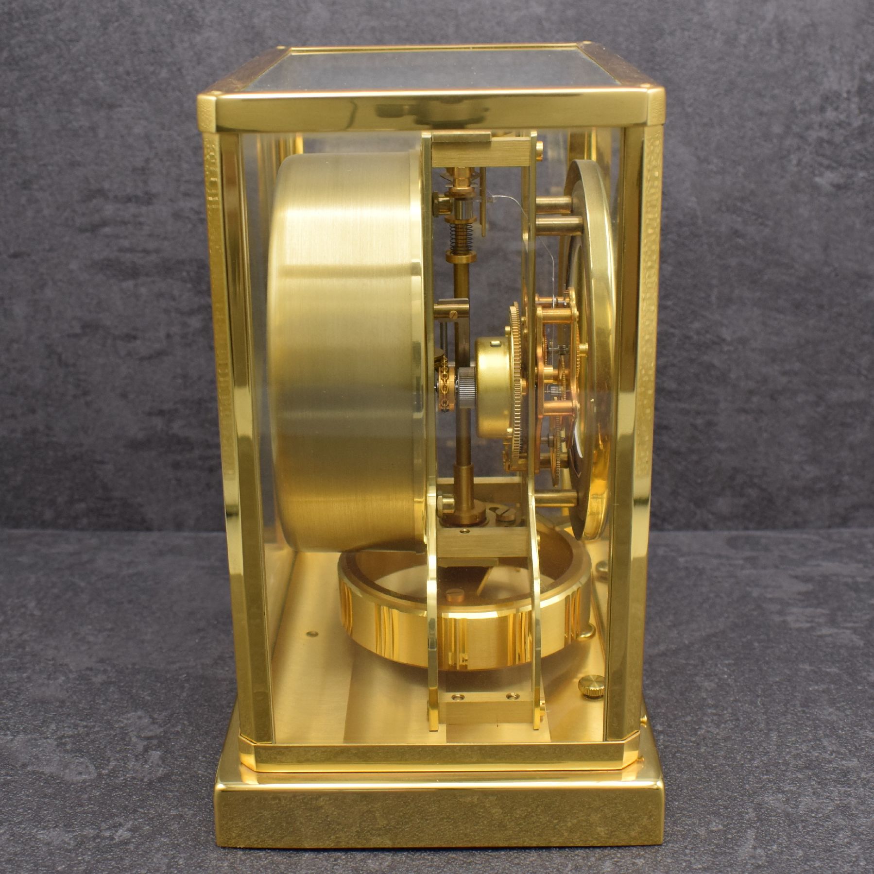 Detail d: Jaeger-LeCoultre Drehpendel-Tischuhr Atmos V Referenz 5800 Modell Classic, Schweiz um 1965, verg., 5-seitig vergl. Geh., nach vorn zu öffnen durch ...
