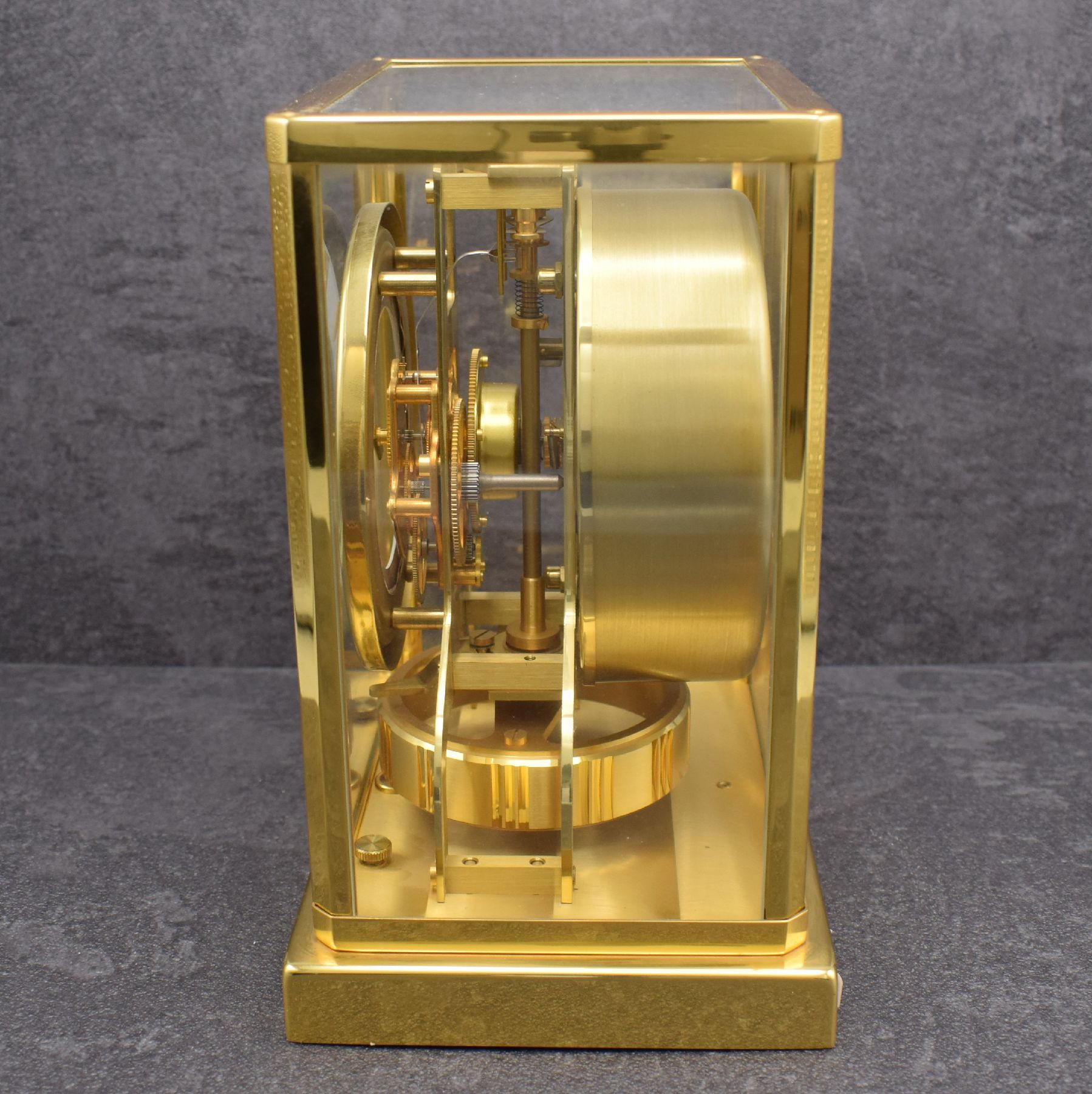 Detail f: Jaeger-LeCoultre Drehpendel-Tischuhr Atmos V Referenz 5800 Modell Classic, Schweiz um 1965, verg., 5-seitig vergl. Geh., nach vorn zu öffnen durch ...