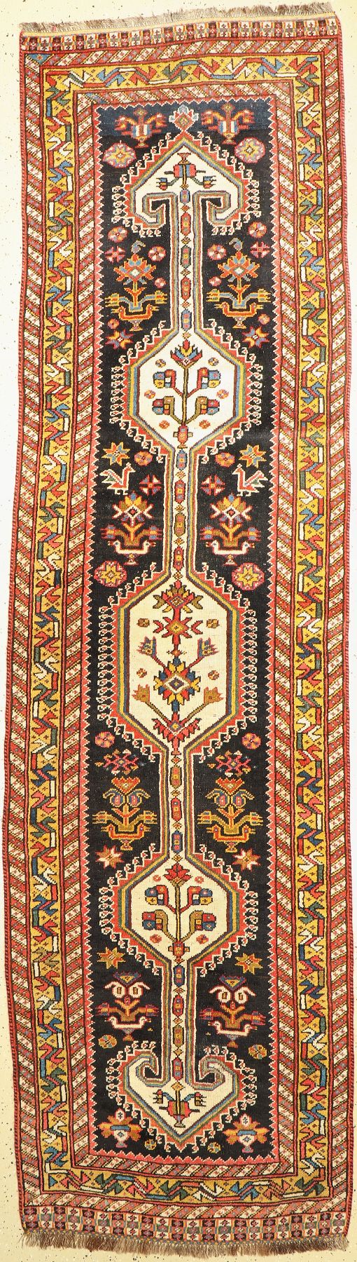 Ghaschgai alt, Persien, um 1930/1940, Wollegeknüpft auf Wolle, ca. 322 x 92 cm, EHZ: 3 (Altersbedingt guter Zustand).