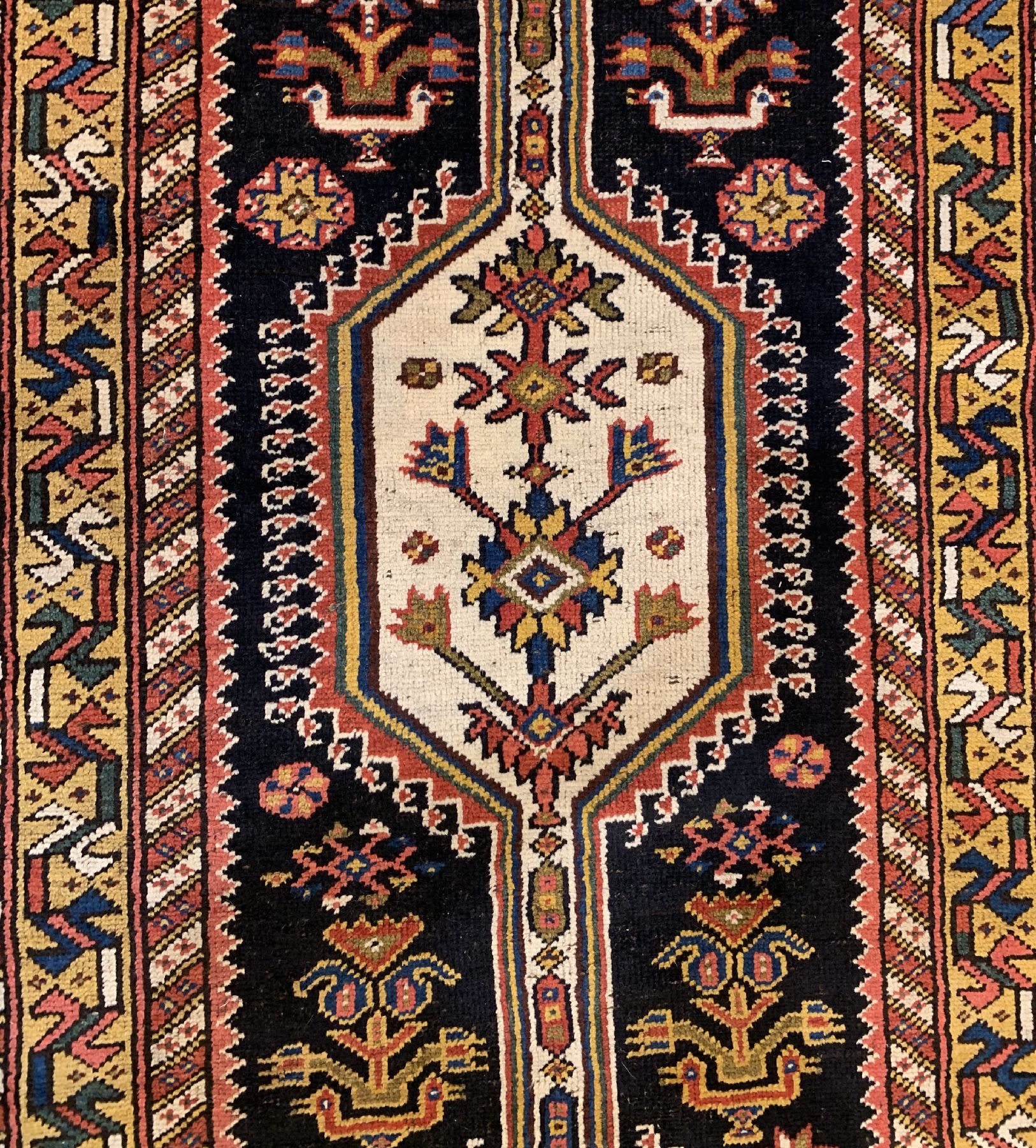 Detail a: Ghaschgai alt, Persien, um 1930/1940, Wollegeknüpft auf Wolle, ca. 322 x 92 cm, EHZ: 3 (Altersbedingt guter Zustand).