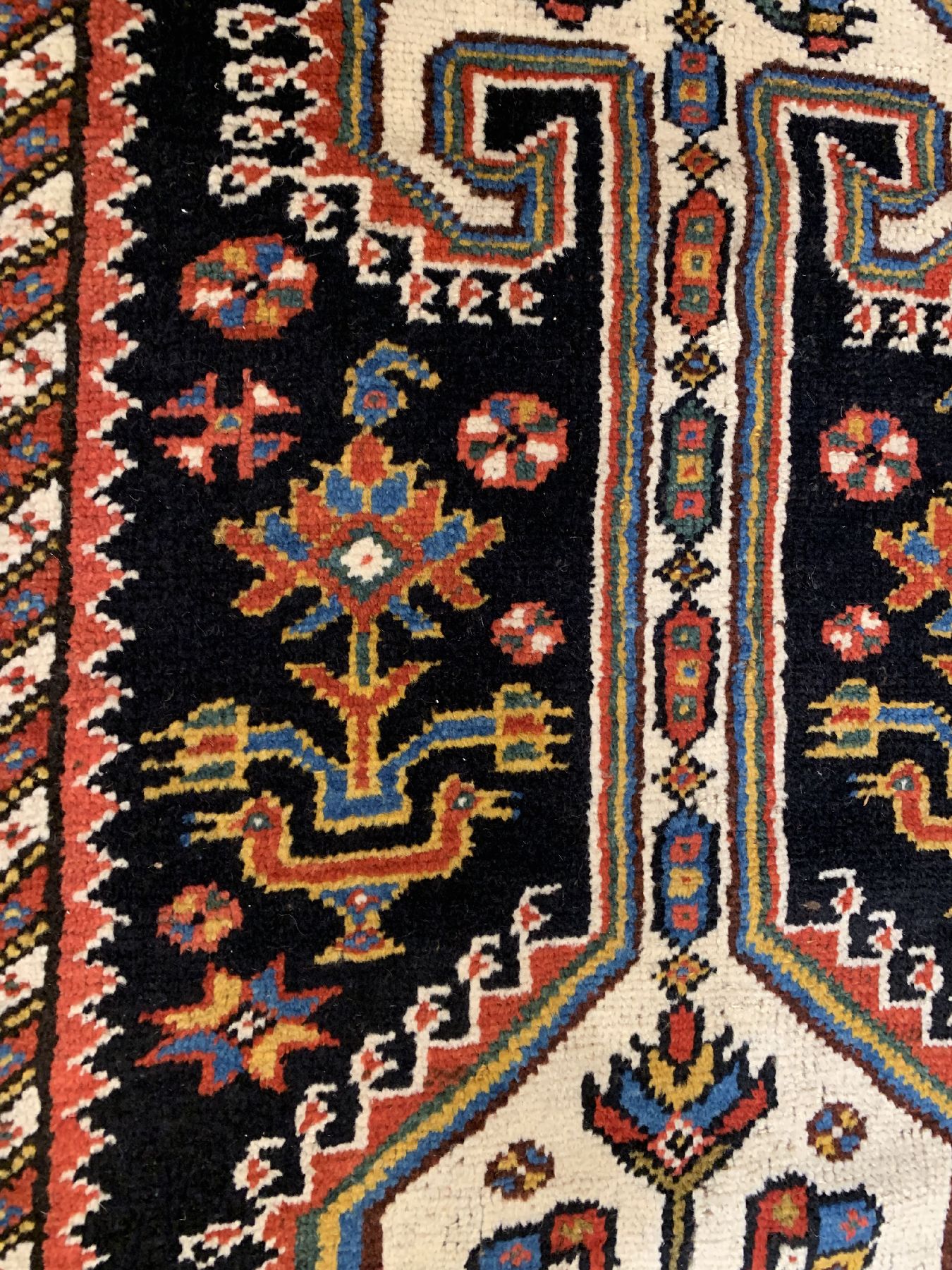 Detail b: Ghaschgai alt, Persien, um 1930/1940, Wollegeknüpft auf Wolle, ca. 322 x 92 cm, EHZ: 3 (Altersbedingt guter Zustand).