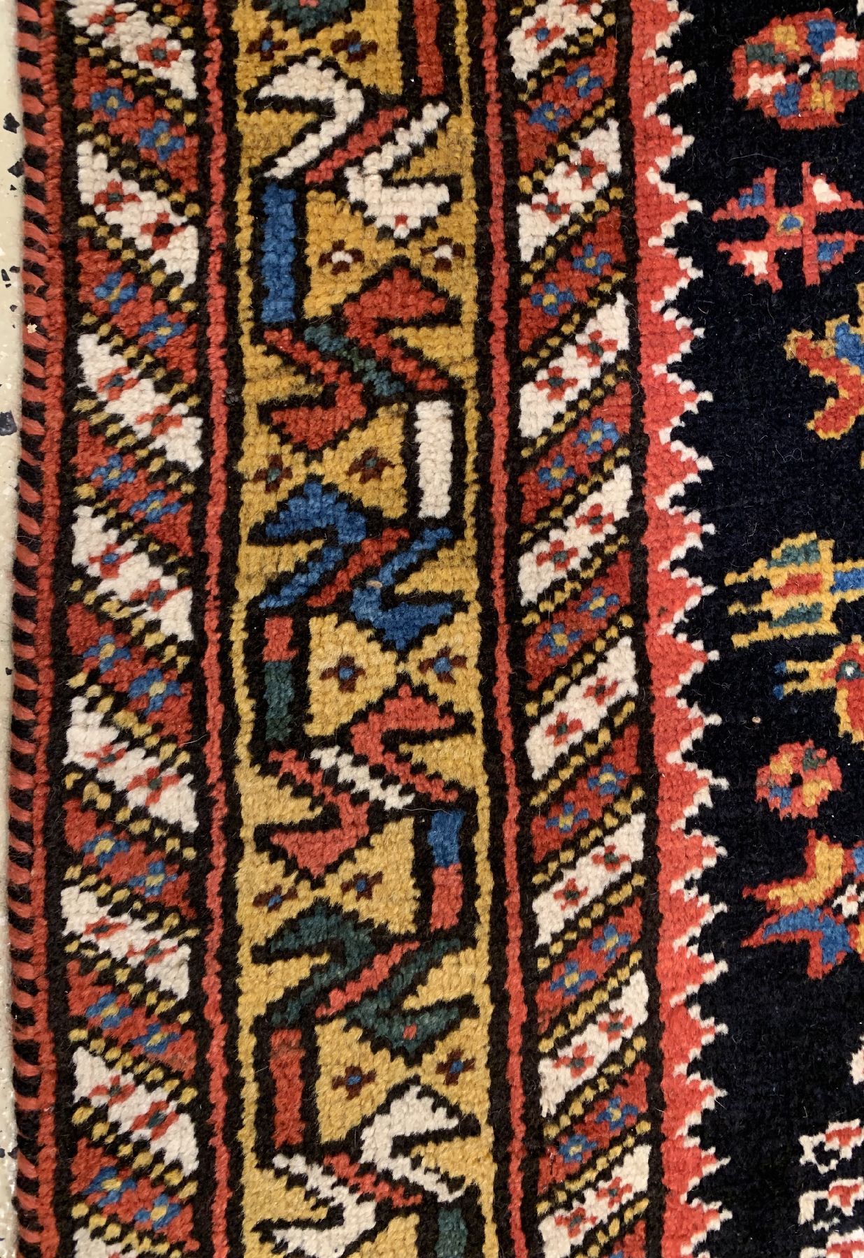 Detail c: Ghaschgai alt, Persien, um 1930/1940, Wollegeknüpft auf Wolle, ca. 322 x 92 cm, EHZ: 3 (Altersbedingt guter Zustand).