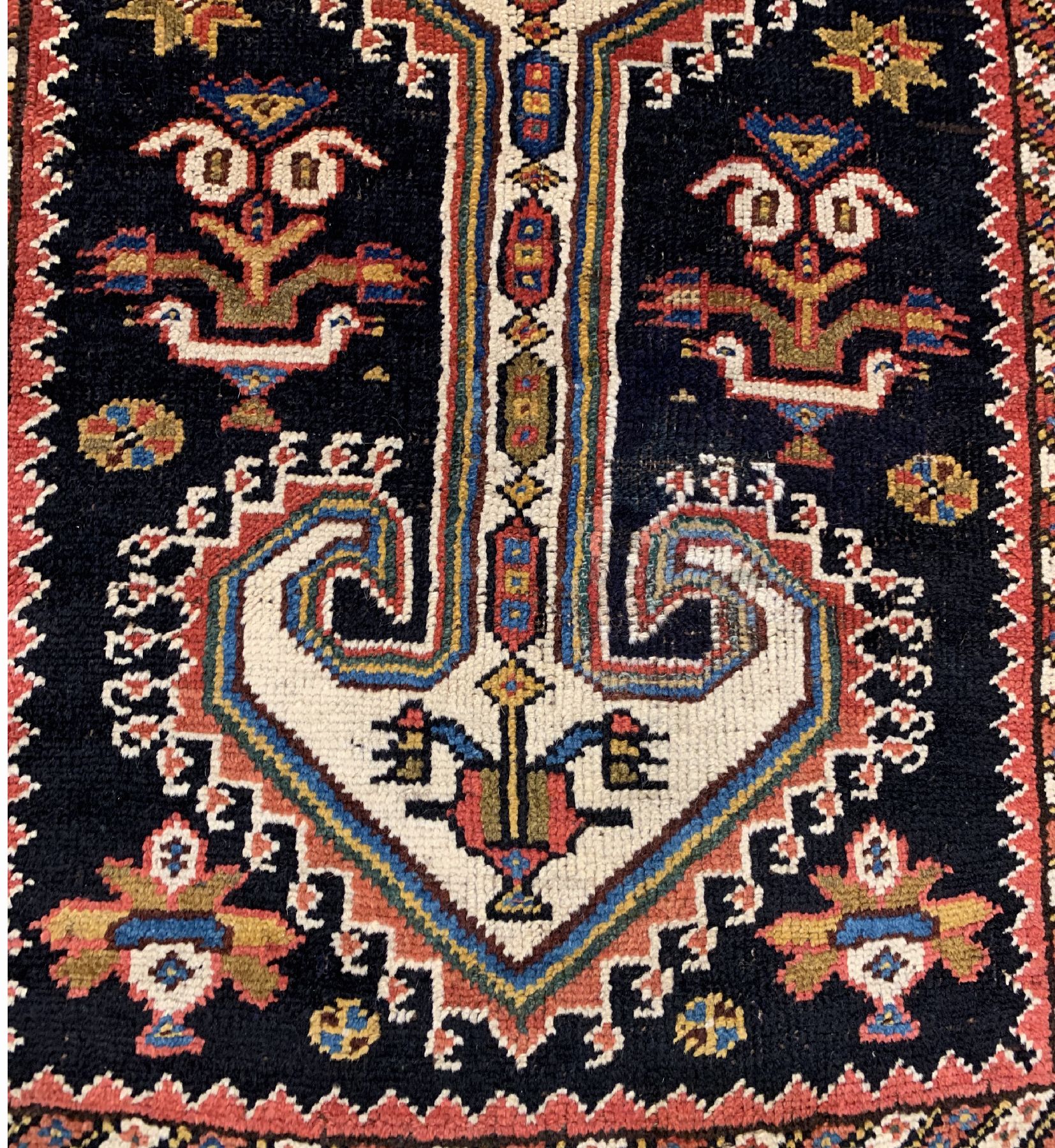 Detail d: Ghaschgai alt, Persien, um 1930/1940, Wollegeknüpft auf Wolle, ca. 322 x 92 cm, EHZ: 3 (Altersbedingt guter Zustand).
