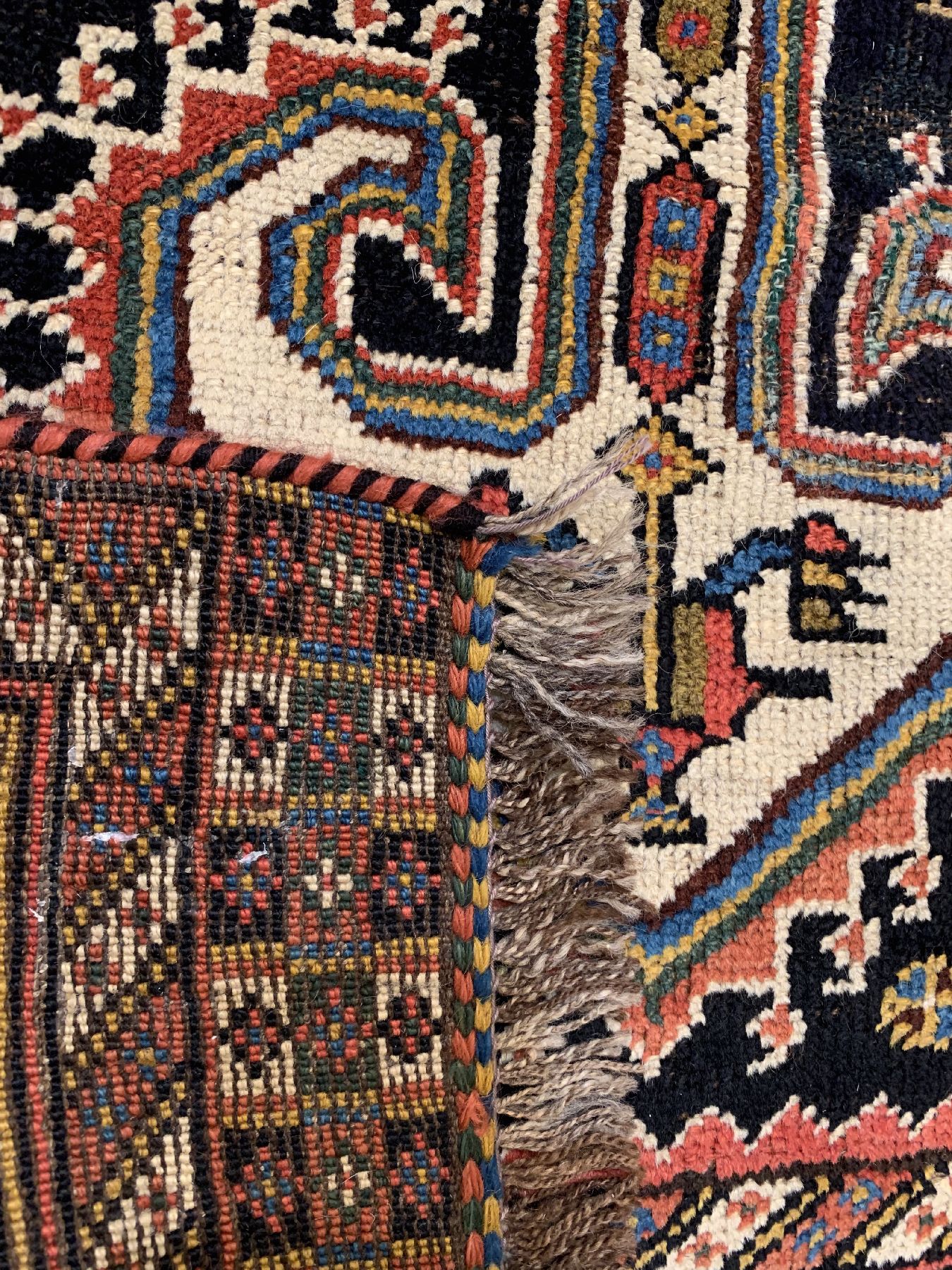 Detail e: Ghaschgai alt, Persien, um 1930/1940, Wollegeknüpft auf Wolle, ca. 322 x 92 cm, EHZ: 3 (Altersbedingt guter Zustand).