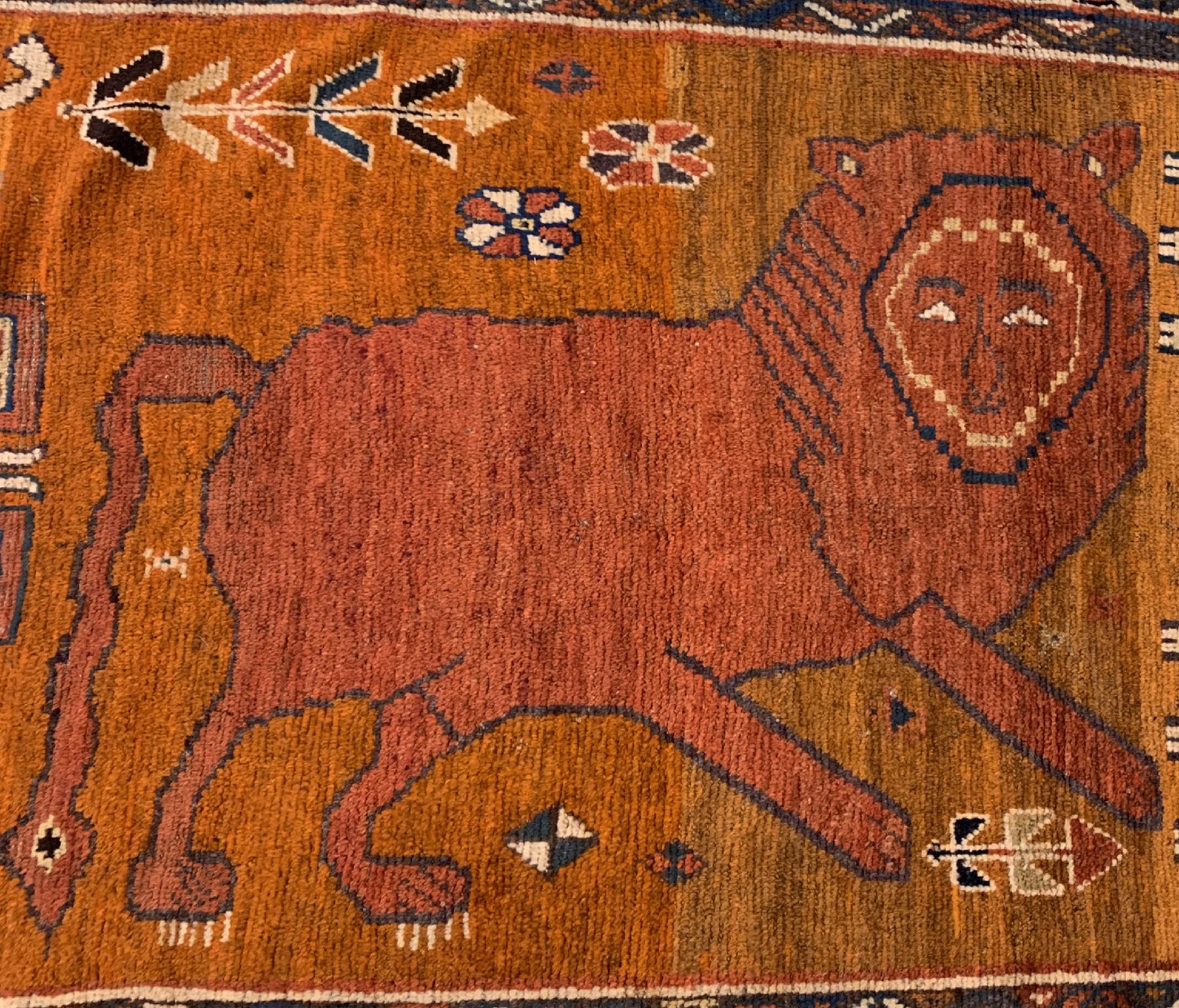 Detail a: Antiker Luri Gabbeh(Löwenteppich), Persien, um 1900, Wolle geknüpft auf Wolle, ca. 214 x 136cm, EHZ:3 (altersbedingt guter Zustand).