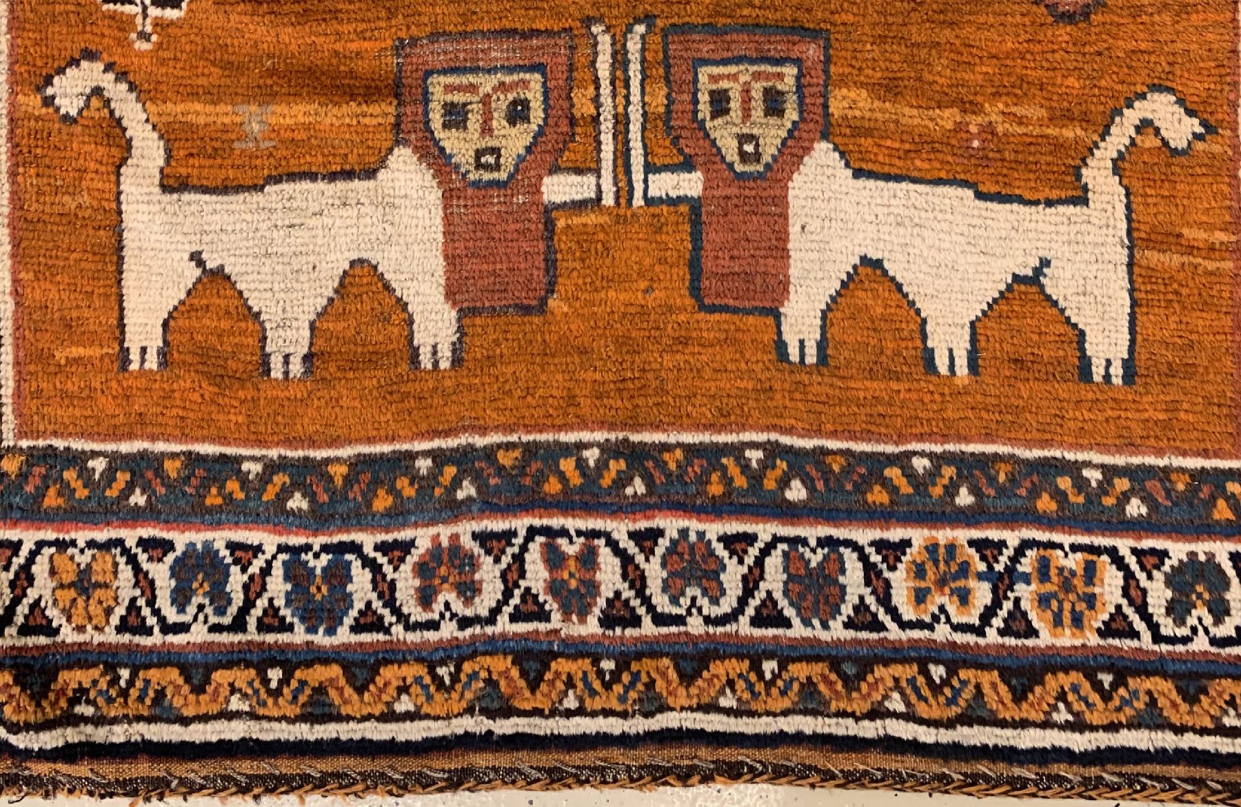 Detail b: Antiker Luri Gabbeh(Löwenteppich), Persien, um 1900, Wolle geknüpft auf Wolle, ca. 214 x 136cm, EHZ:3 (altersbedingt guter Zustand).