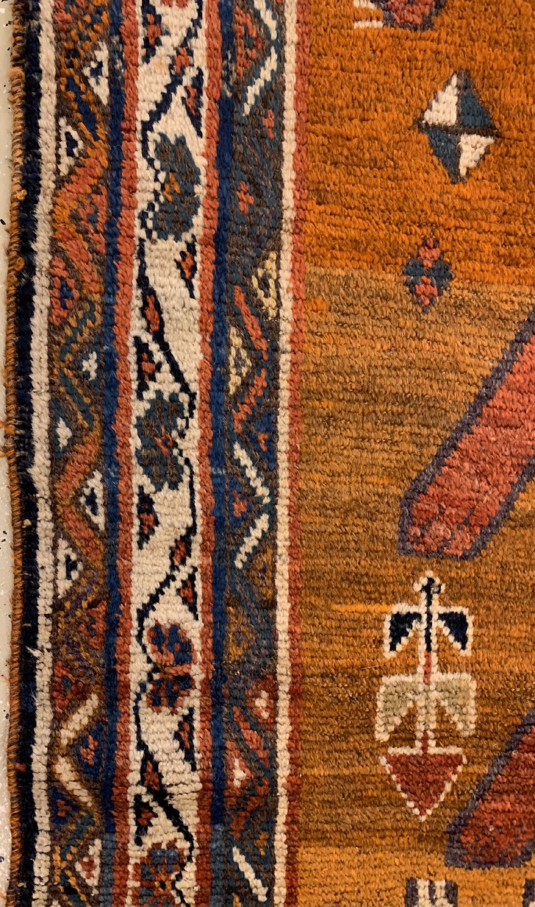 Detail c: Antiker Luri Gabbeh(Löwenteppich), Persien, um 1900, Wolle geknüpft auf Wolle, ca. 214 x 136cm, EHZ:3 (altersbedingt guter Zustand).
