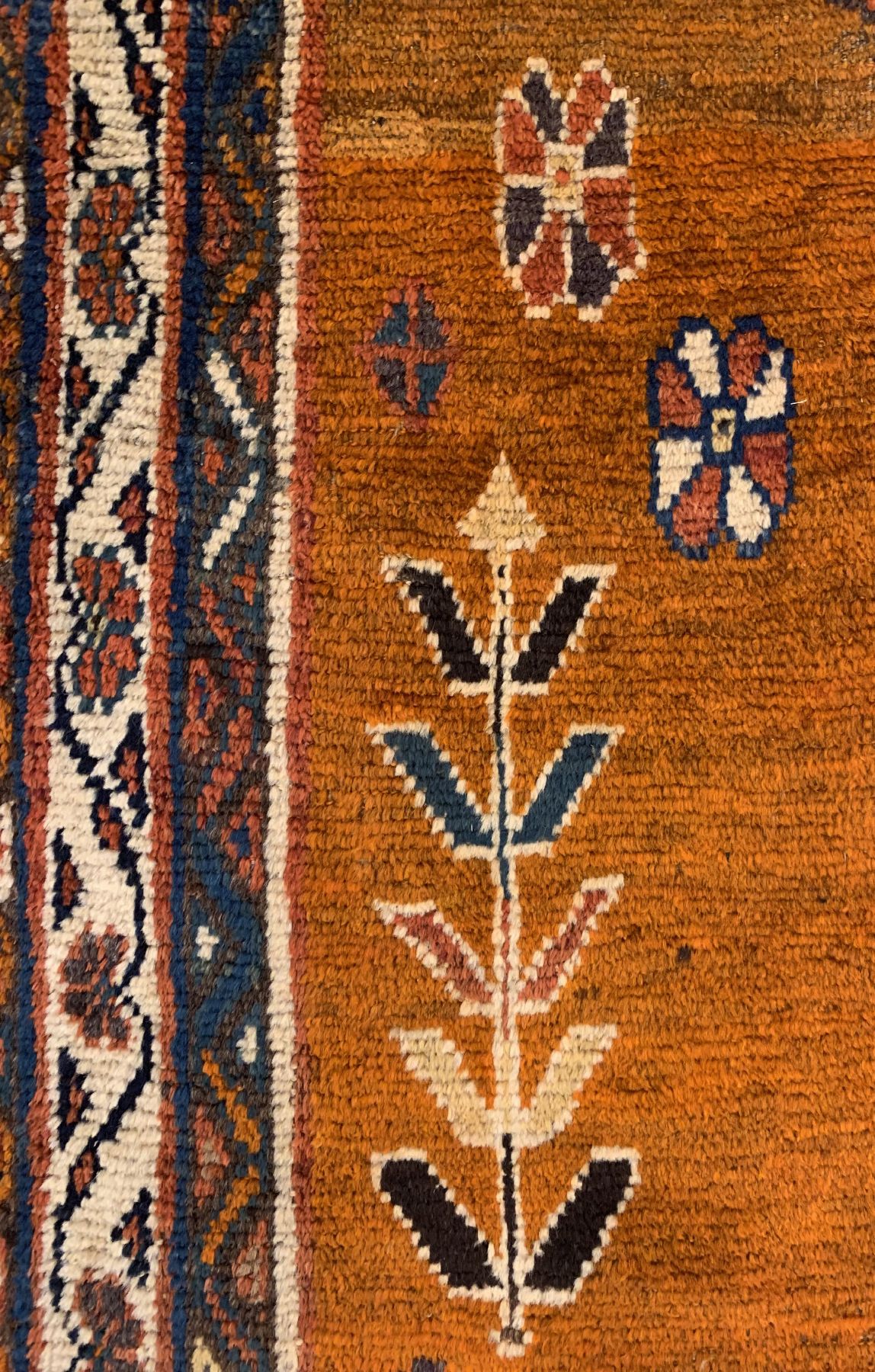 Detail d: Antiker Luri Gabbeh(Löwenteppich), Persien, um 1900, Wolle geknüpft auf Wolle, ca. 214 x 136cm, EHZ:3 (altersbedingt guter Zustand).