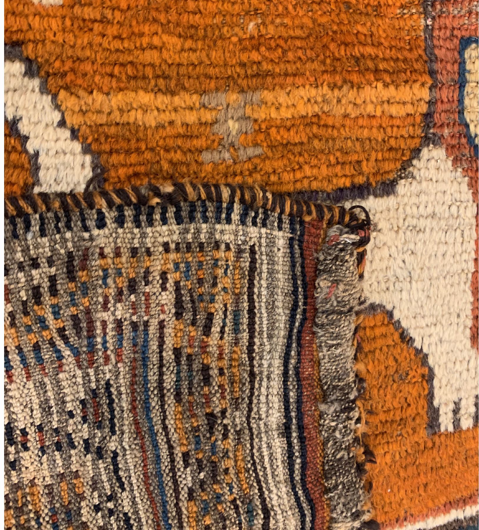 Detail e: Antiker Luri Gabbeh(Löwenteppich), Persien, um 1900, Wolle geknüpft auf Wolle, ca. 214 x 136cm, EHZ:3 (altersbedingt guter Zustand).