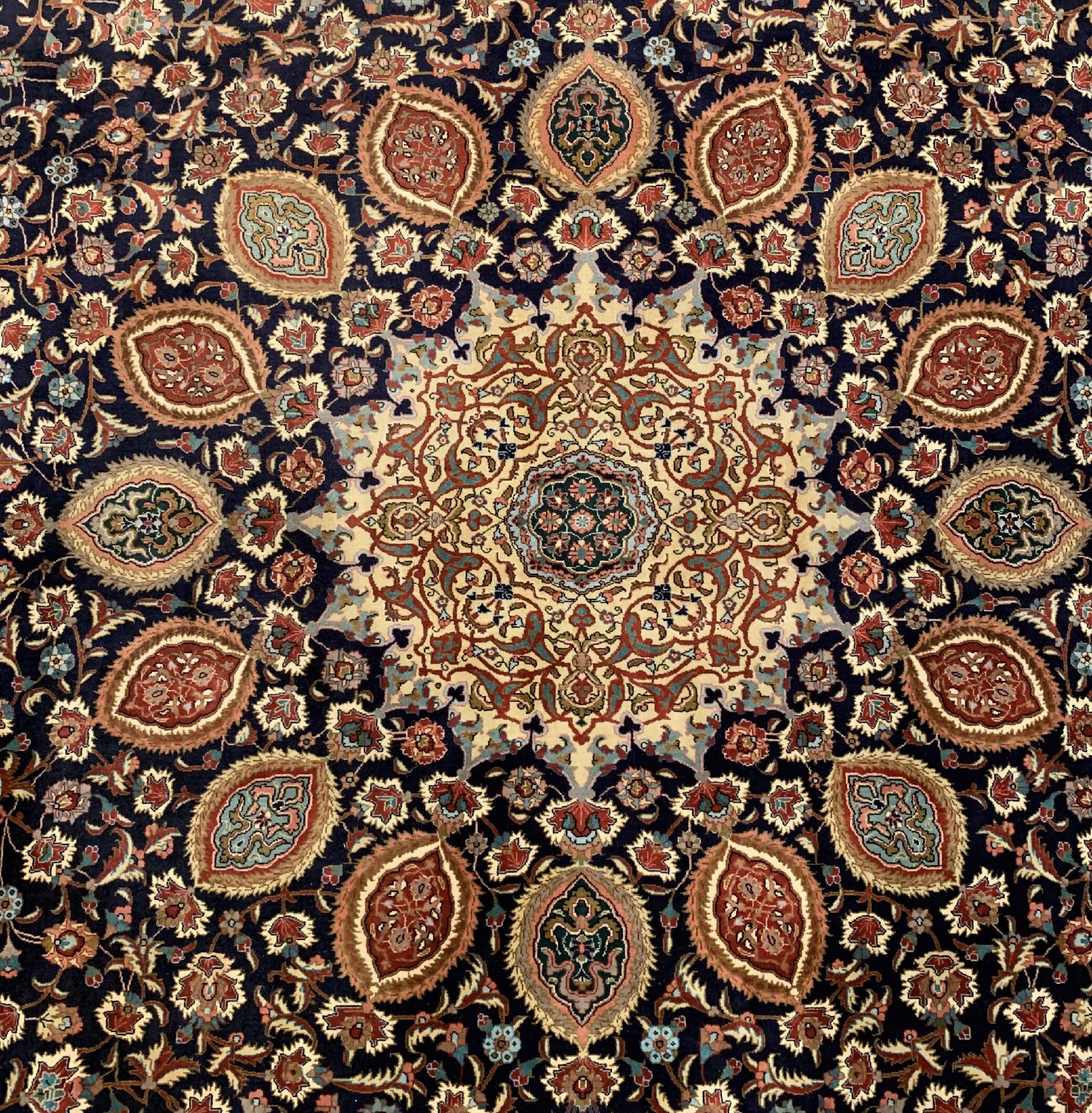 Detail a: Feiner Täbriz(Sheikh-Safi), Persien, um 1930/1940, Korkwolle geknüpft auf BaumwolleHochwertiger Täbriz mit dem berühmten Sheikh- Safi Muster und ...