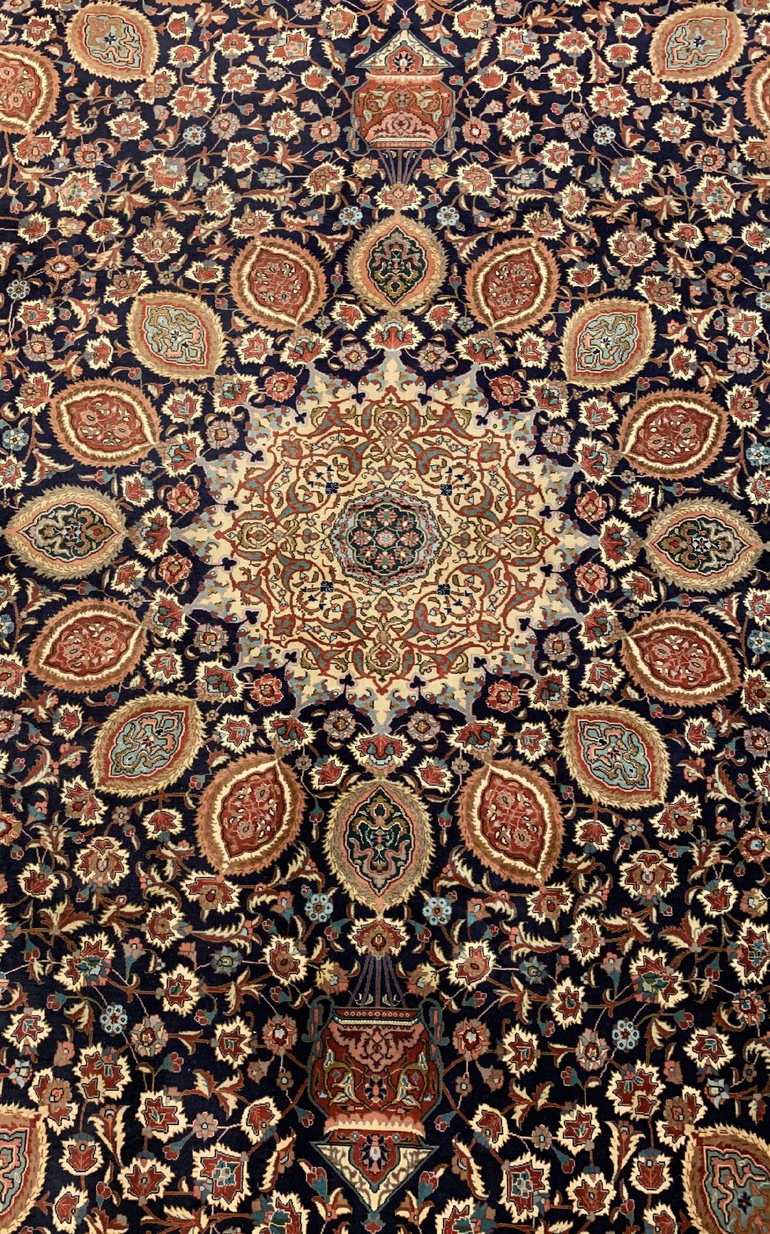 Detail b: Feiner Täbriz(Sheikh-Safi), Persien, um 1930/1940, Korkwolle geknüpft auf BaumwolleHochwertiger Täbriz mit dem berühmten Sheikh- Safi Muster und ...