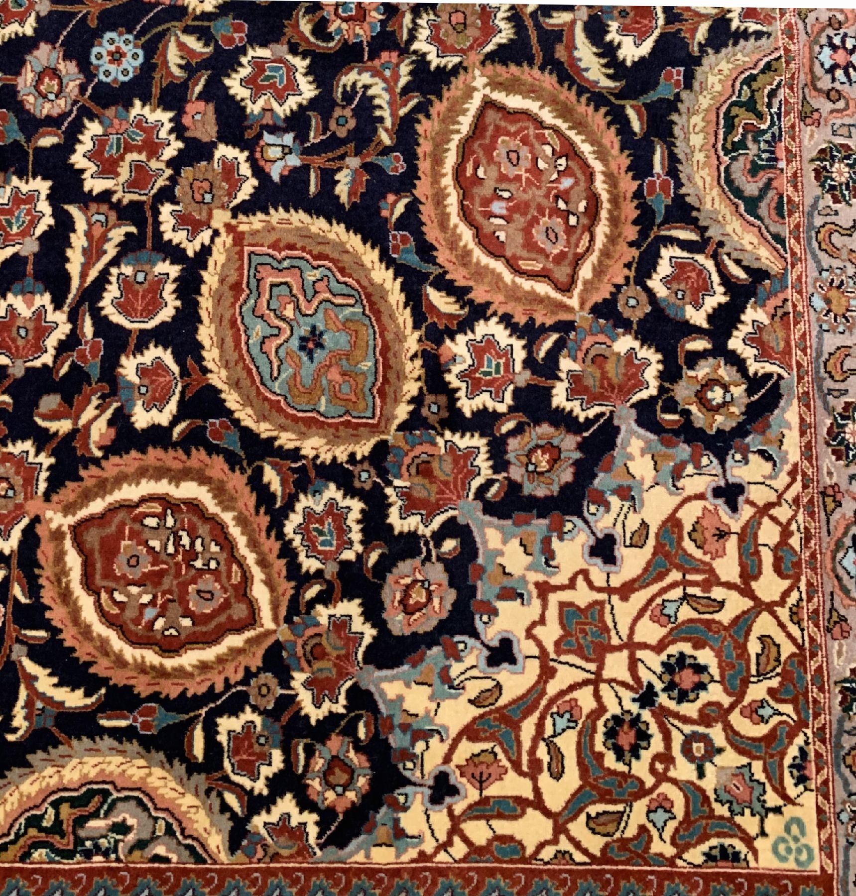 Detail d: Feiner Täbriz(Sheikh-Safi), Persien, um 1930/1940, Korkwolle geknüpft auf BaumwolleHochwertiger Täbriz mit dem berühmten Sheikh- Safi Muster und ...
