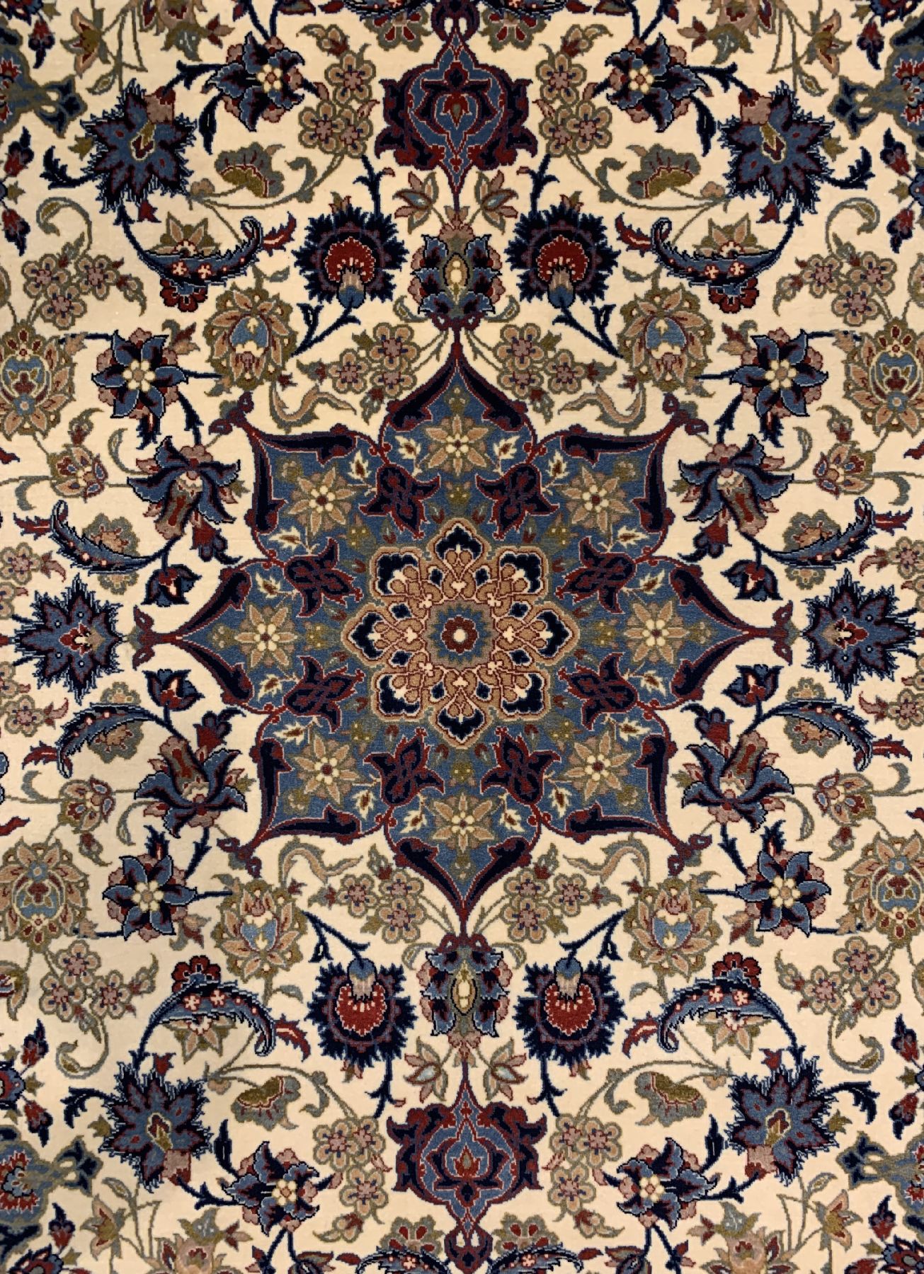Detail a: Feiner signierter Esfahan Seirafian alt, Zentralpersien, um 1950/1960, Korkwolle geknüpft auf Seide, dieser feine Esfahan ist im Auftrag von Sadegh ...
