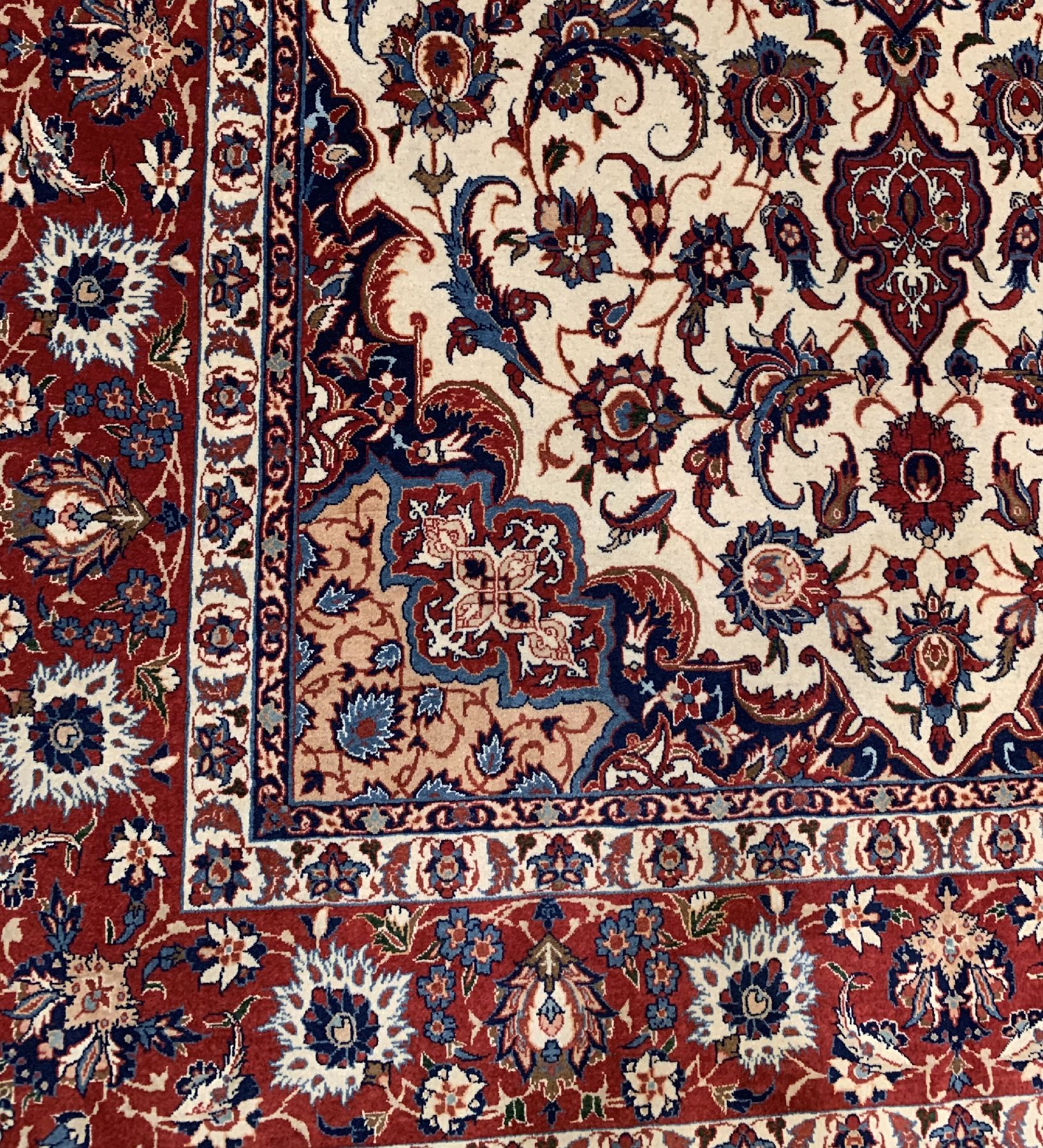Detail d: Feiner Signierter Esfahan (Khordazad), 14Kheft Zentralpersien, Korkwolle geknüpft auf Seide klassisches Medallionmuster auf hellem Grund, ca.225 x ...