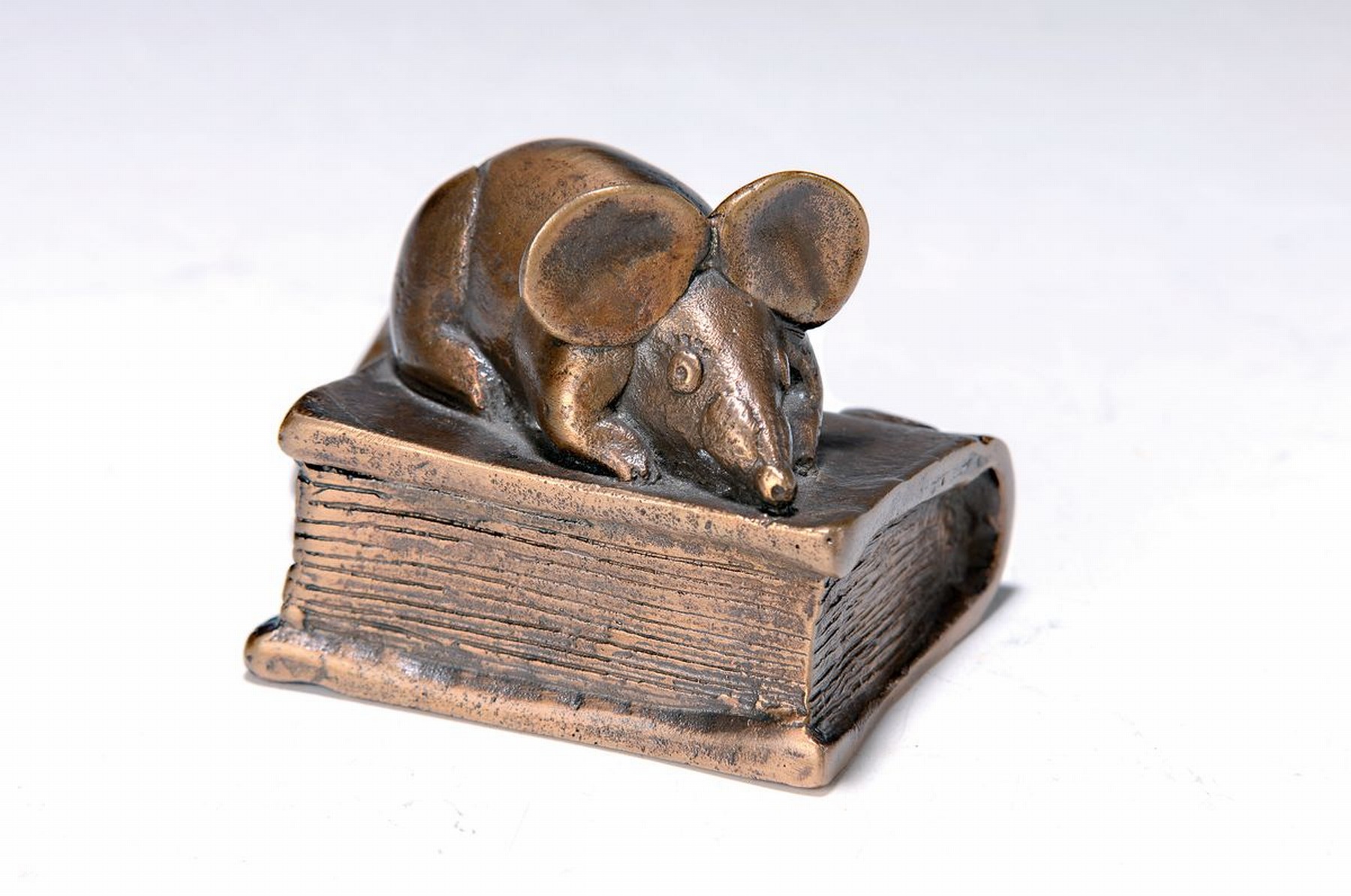 Gernot Rumpf, geb. 1941 Kaiserslautern, Bronzeskulptur: Büchermaus/Maus auf Buch, Kunstguss Strehle Gießerstempel, monogrammiert, ca. 6 x 7.5 x 5 cm