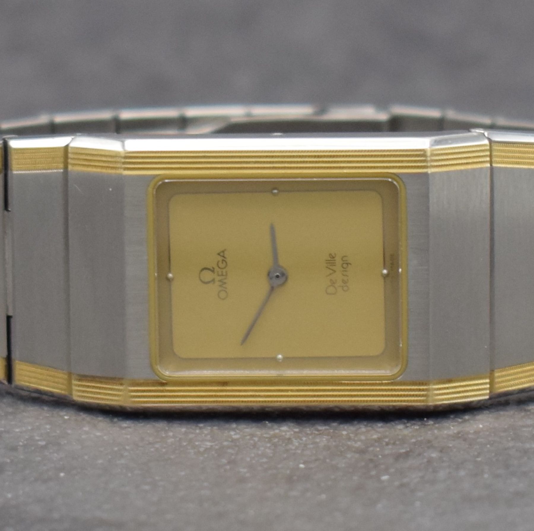 Detail a: OMEGA Armbanduhr Serie De Ville design, Schweiz 1980er Jahre, Ref. 1387, Edelstahl/Gold kombiniert inkl. Gliederband m. Faltschl., Boden m. Darst. ...