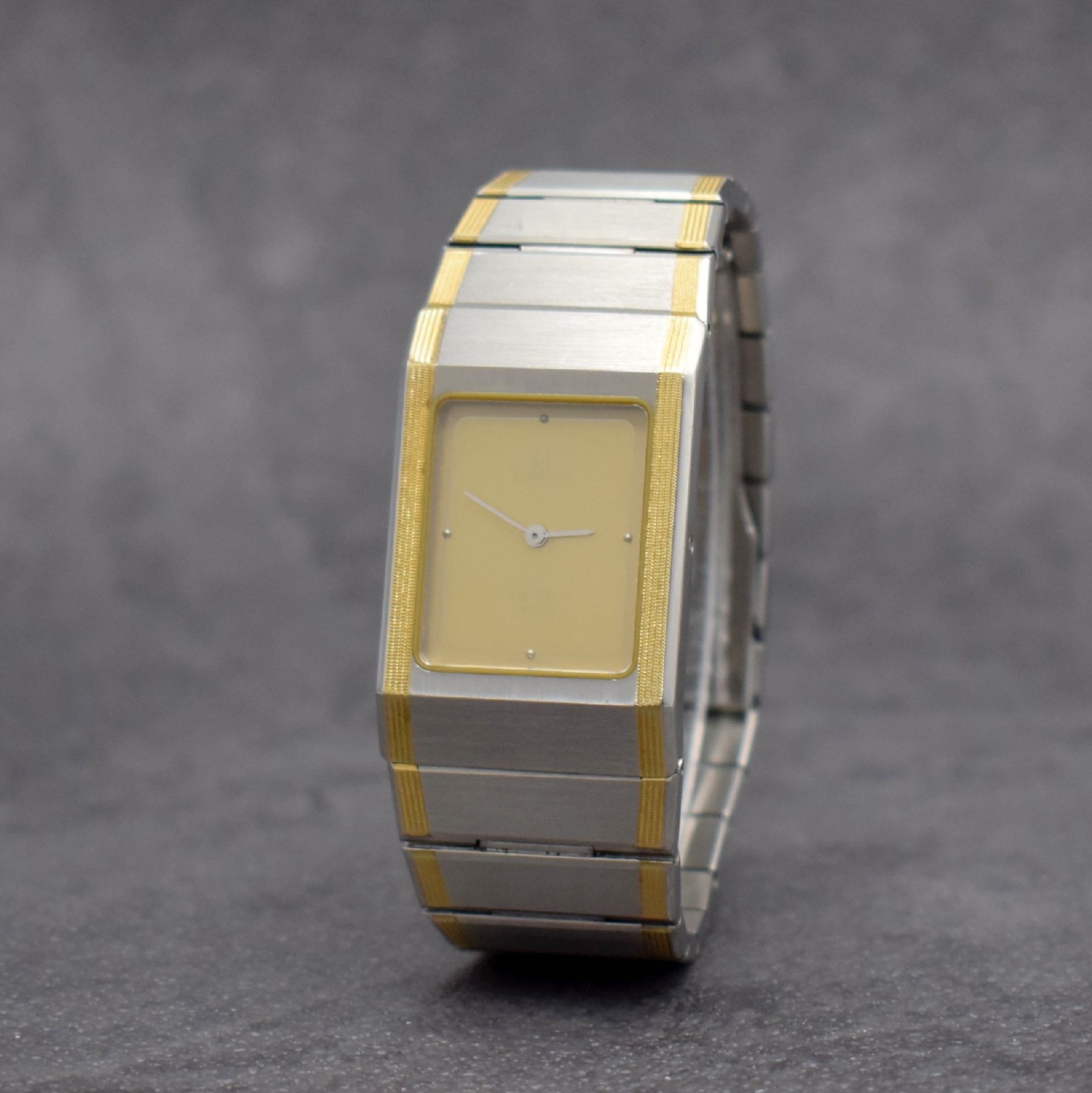 Detail b: OMEGA Armbanduhr Serie De Ville design, Schweiz 1980er Jahre, Ref. 1387, Edelstahl/Gold kombiniert inkl. Gliederband m. Faltschl., Boden m. Darst. ...