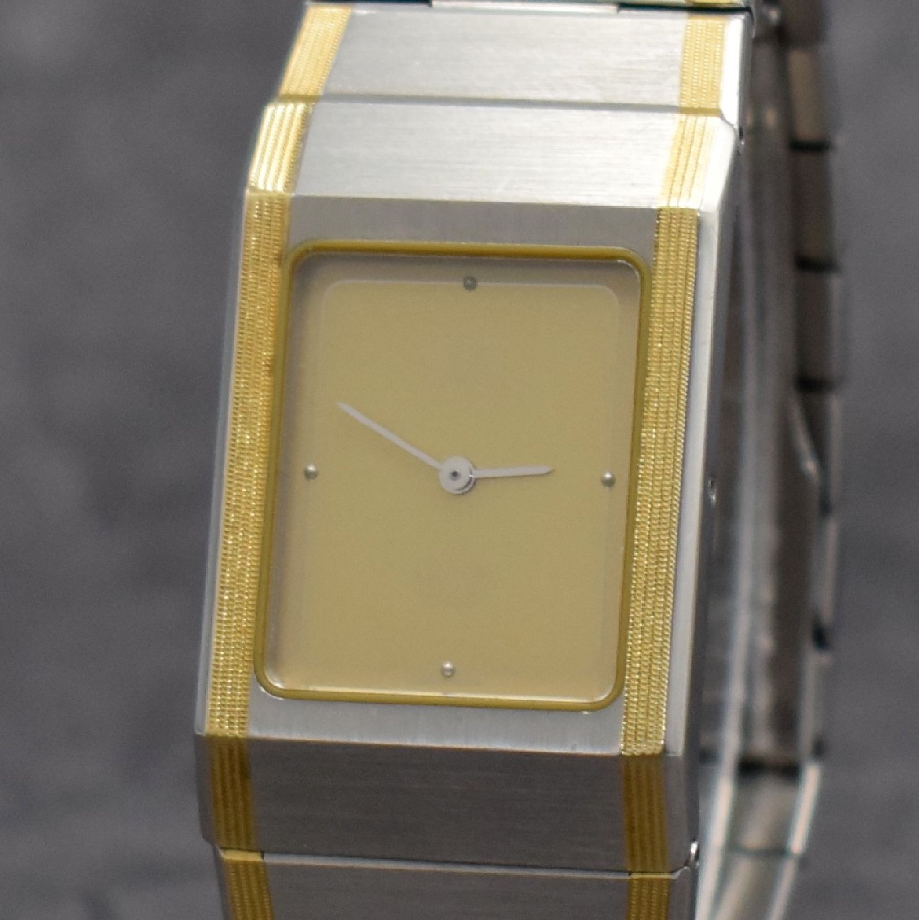 Detail c: OMEGA Armbanduhr Serie De Ville design, Schweiz 1980er Jahre, Ref. 1387, Edelstahl/Gold kombiniert inkl. Gliederband m. Faltschl., Boden m. Darst. ...