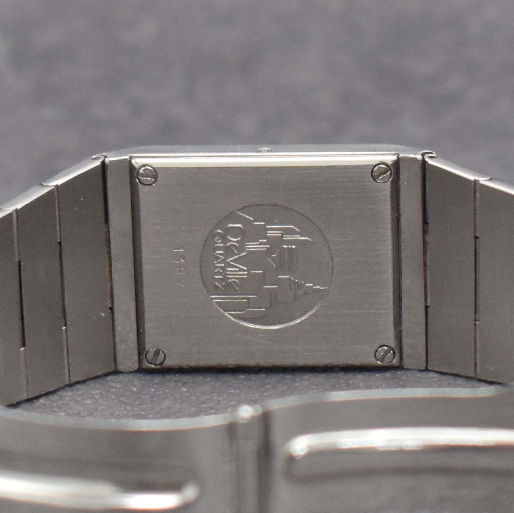 Detail e: OMEGA Armbanduhr Serie De Ville design, Schweiz 1980er Jahre, Ref. 1387, Edelstahl/Gold kombiniert inkl. Gliederband m. Faltschl., Boden m. Darst. ...