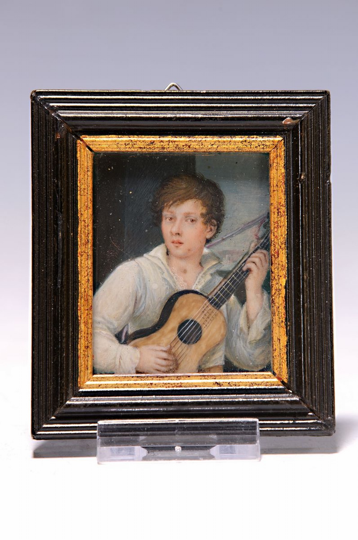 Detail k: Miniaturmalerei, deutsch, um 1900, Junge mit Gitarre, Gouache auf Elfenbein, ca. 5.5x4.5cm, u.Gl., R., Versand nur innerhalb der EU möglich