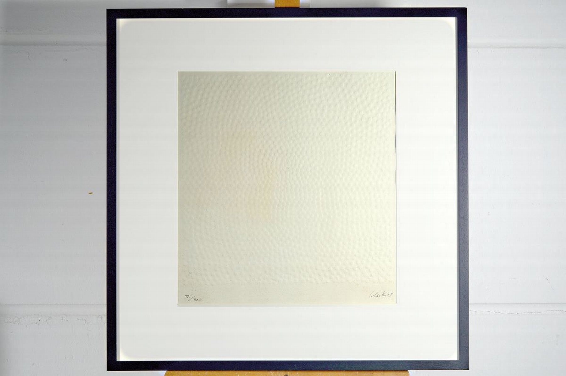 Detail k: Günther Uecker, geb. 1930, Prägedruck auf dickem Velin, handsigniert, num. 135/300, aus 1975, Blattgr. 50 x 50 cm, Rahmengr. 72.5 x 72.5 cm, ...