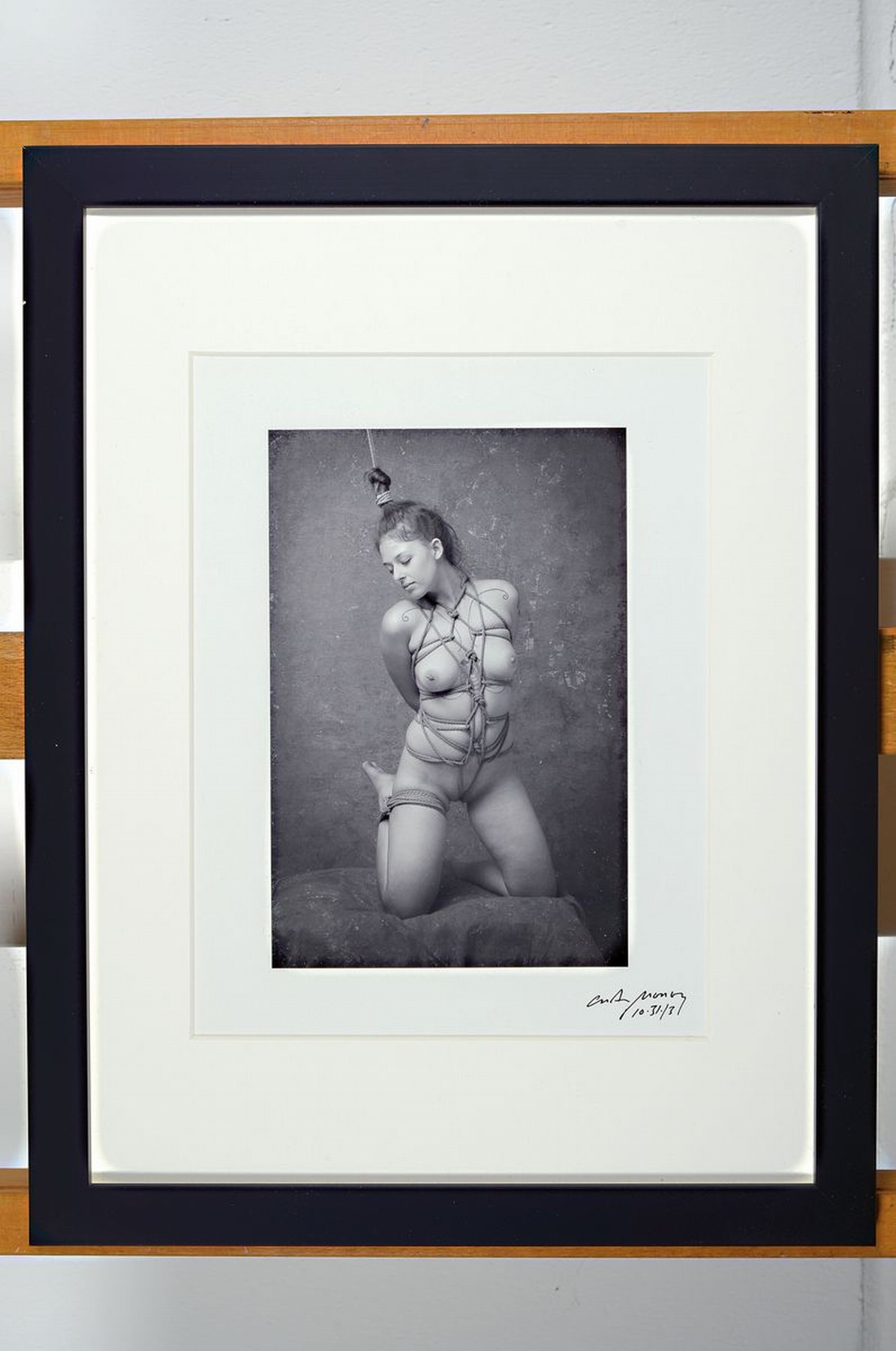 Detail k: Craig Morey, 1952 Fort Wayne/USA, Aktfotografie, handsigniert, aus 2013, dat. rückseitig mit Zertifikat, unter Glas, Rahmen 46 x 56 cm