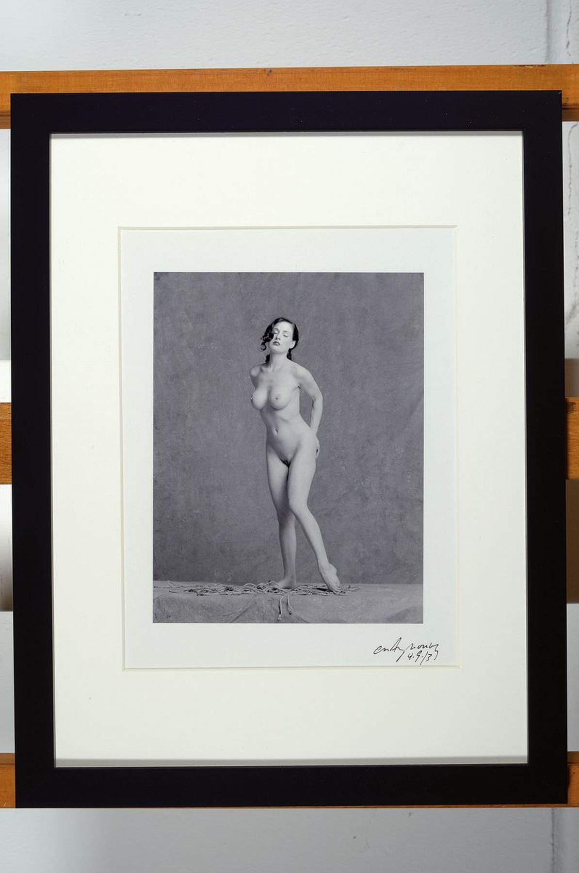 Detail k: Craig Morey, 1952 Fort Wayne/USA, Aktfotografie, handsigniert, aus 2013, dat. rückseitig mit Zertifikat, unter Glas, Rahmen 46 x 56 cm