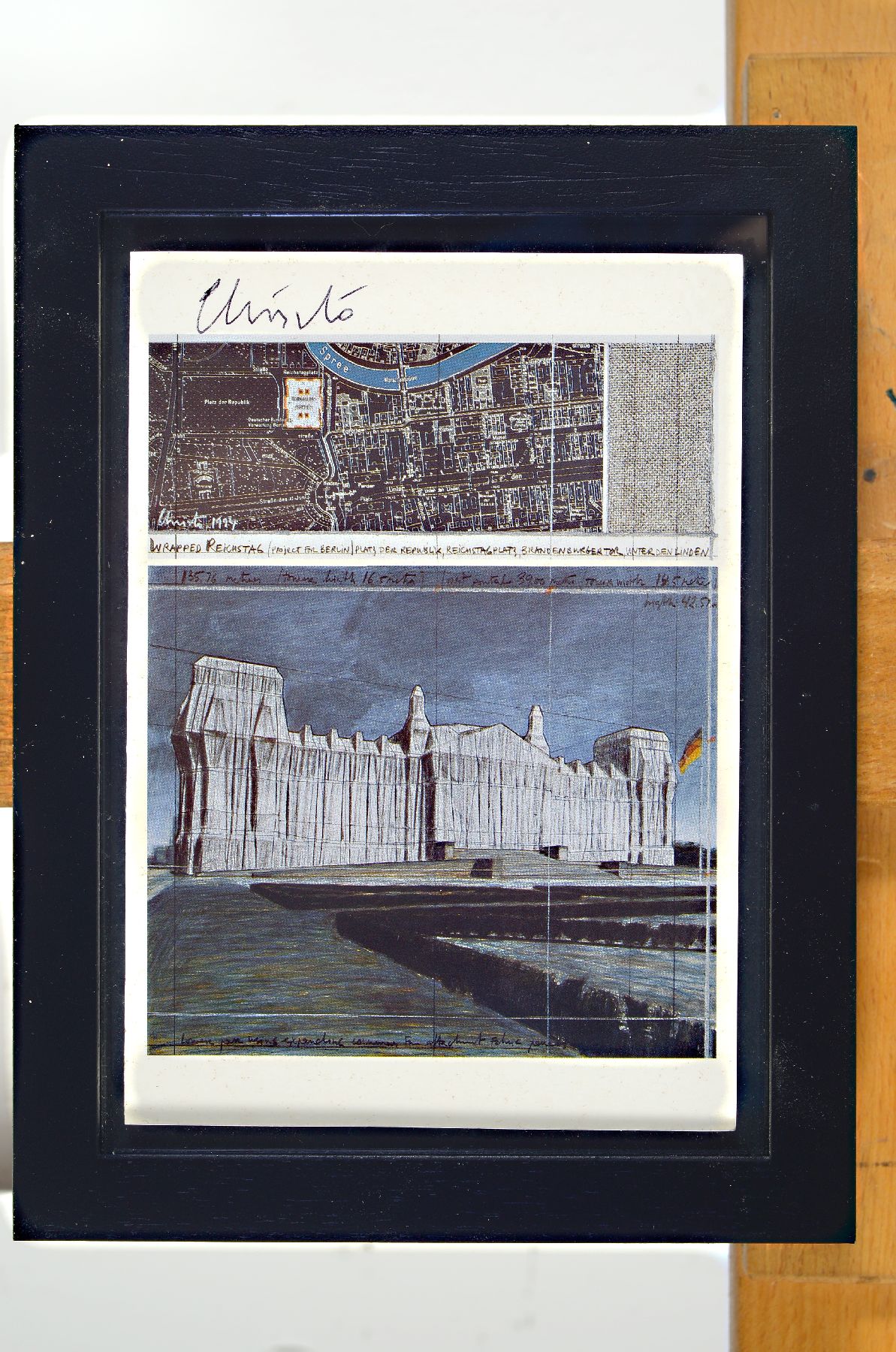 Detail a: Christo, 1935 - 1920, zweiteiliges Lot: a. Multiple, "Reichstag",handsigniert, ca. 16 x 11 cm, unter Glas, Rahmen ca. 20.5 x 15.5 cm und b. ...