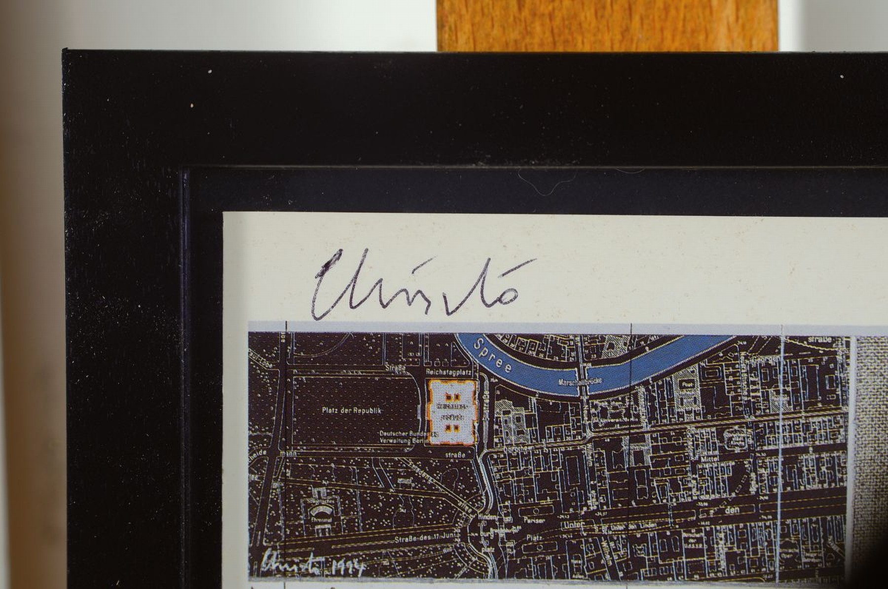 Detail b: Christo, 1935 - 1920, zweiteiliges Lot: a. Multiple, "Reichstag",handsigniert, ca. 16 x 11 cm, unter Glas, Rahmen ca. 20.5 x 15.5 cm und b. ...