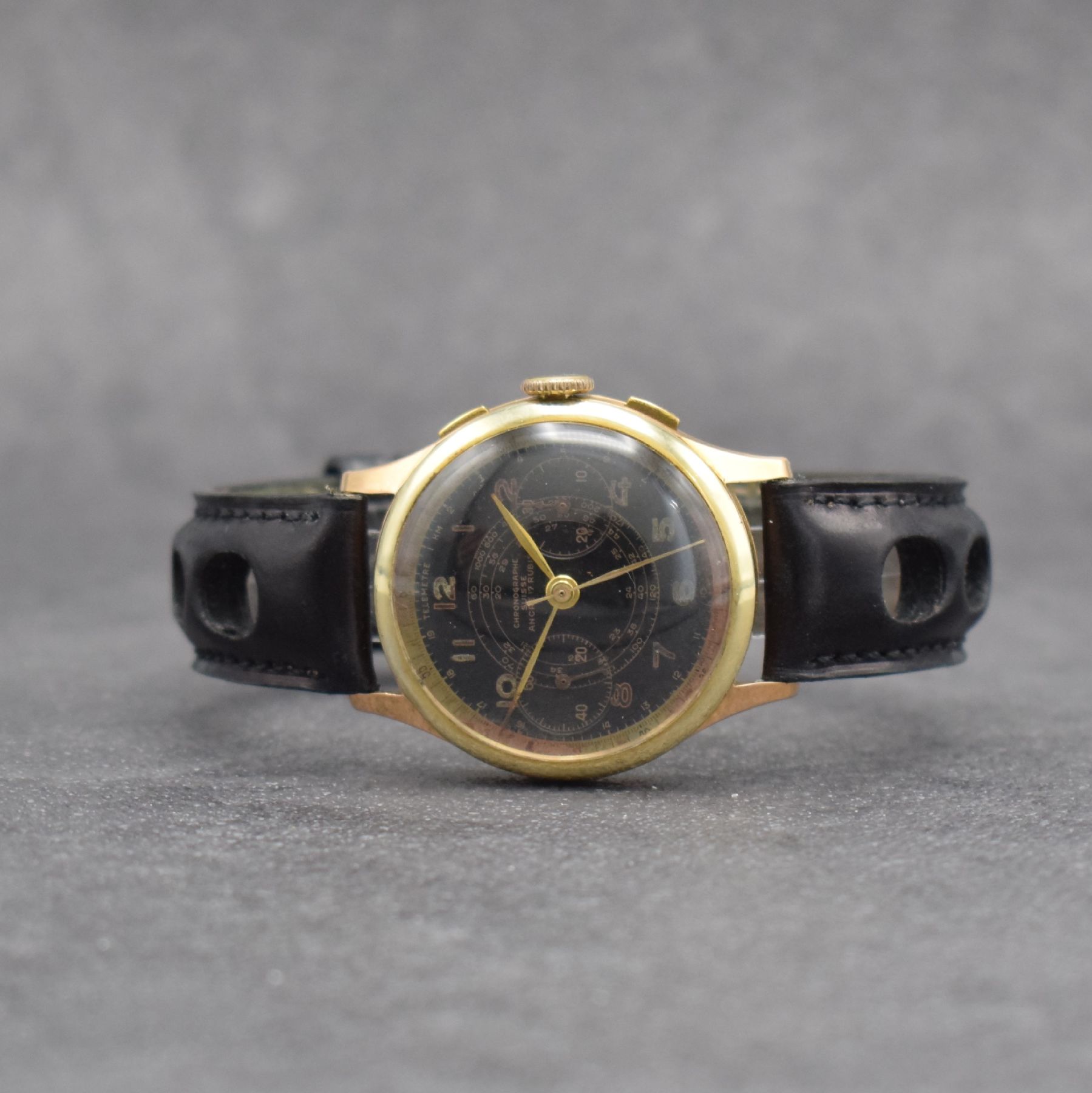 CHRONOGRAPHE SUISSE Chronograph in RG 750/000, Schweiz um 1945, Handaufzug, gedr. Geh., Messing-Innengeh., Lünette in 14k GG ers., schwarzes ...
