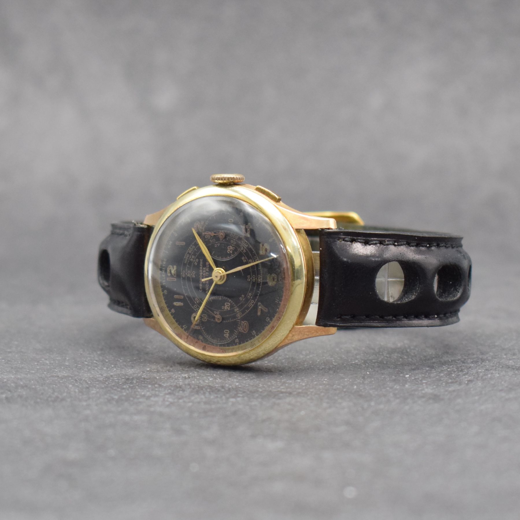 Detail b: CHRONOGRAPHE SUISSE Chronograph in RG 750/000, Schweiz um 1945, Handaufzug, gedr. Geh., Messing-Innengeh., Lünette in 14k GG ers., schwarzes ...