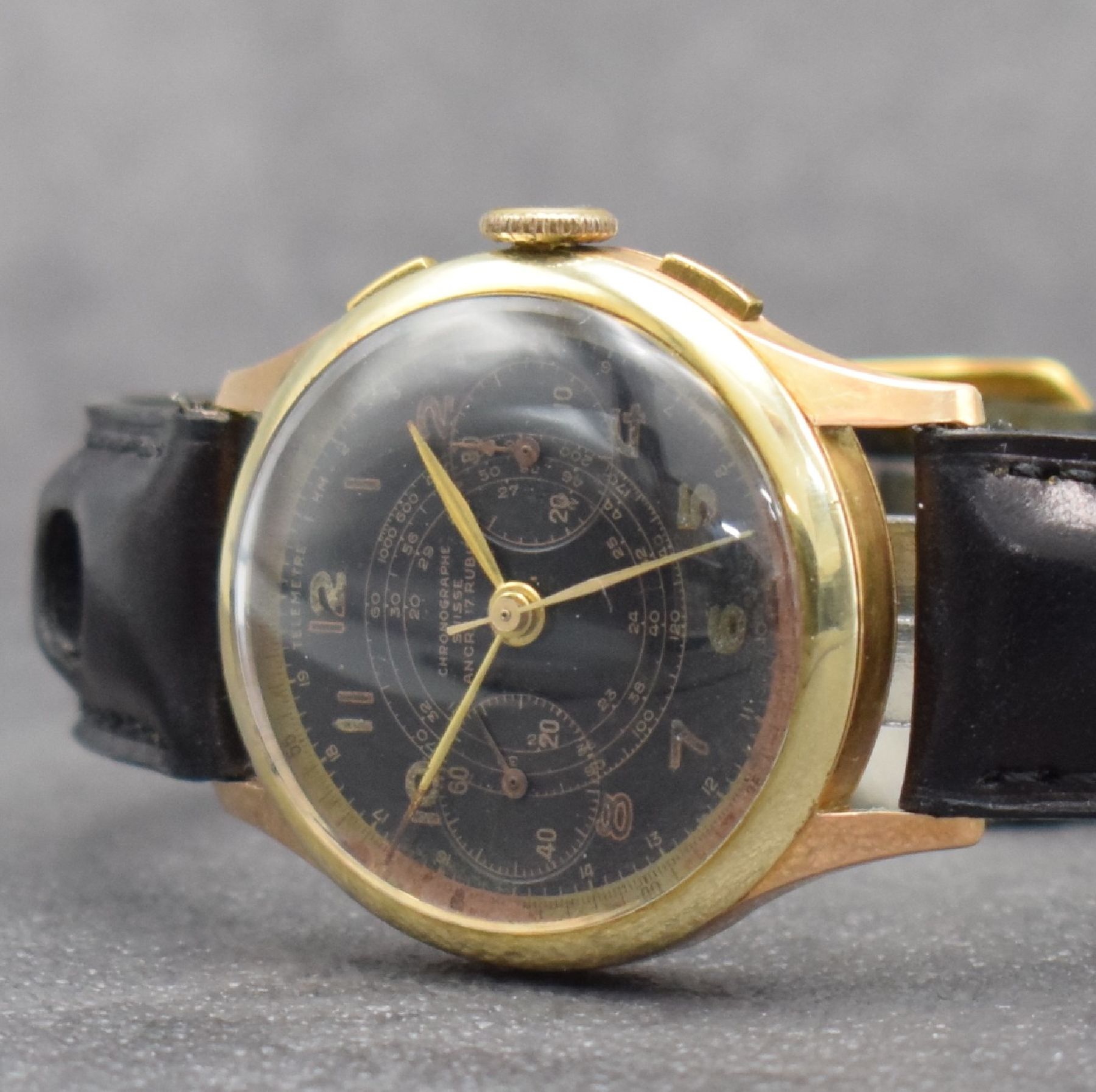 Detail c: CHRONOGRAPHE SUISSE Chronograph in RG 750/000, Schweiz um 1945, Handaufzug, gedr. Geh., Messing-Innengeh., Lünette in 14k GG ers., schwarzes ...