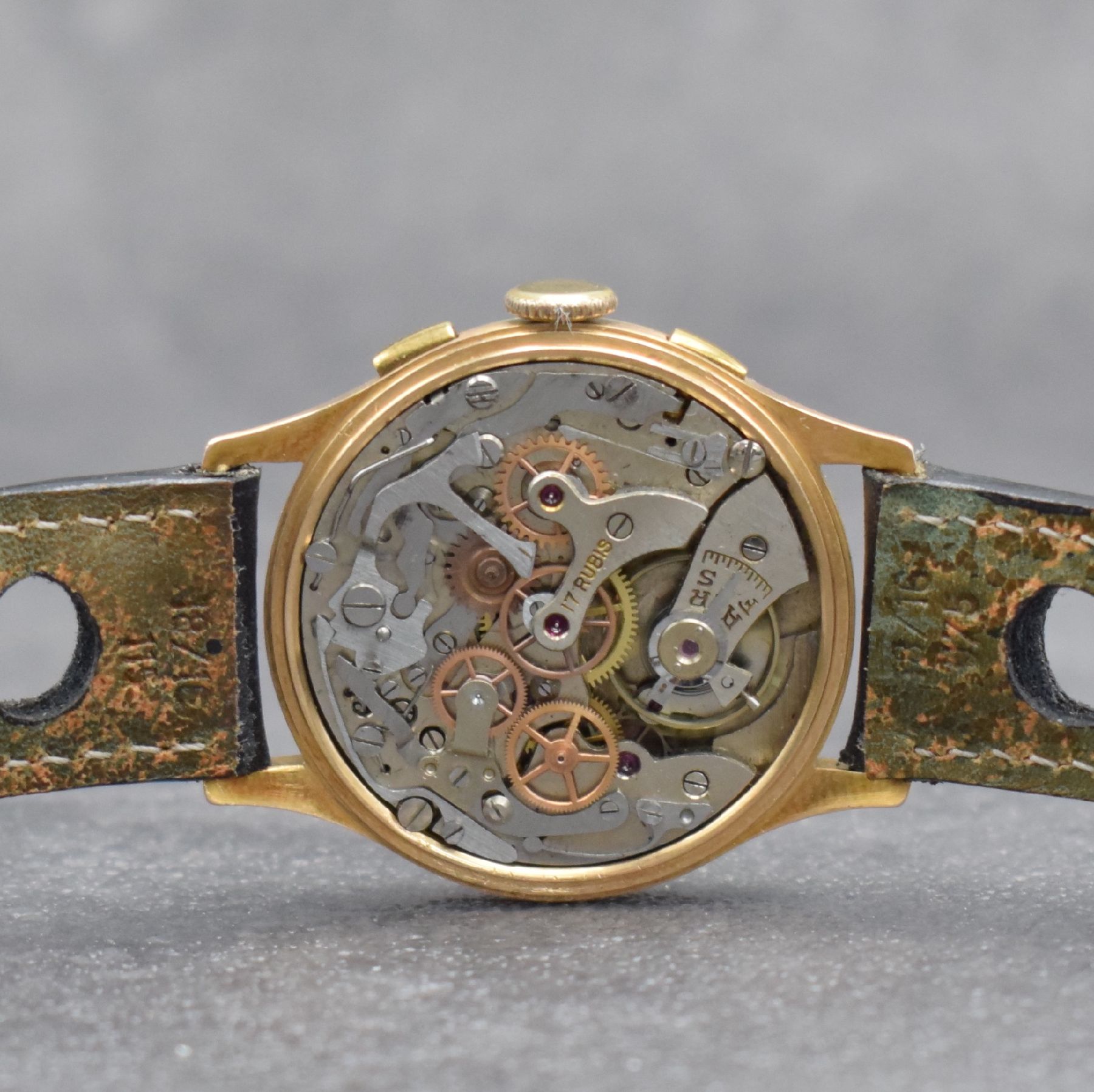 Detail h: CHRONOGRAPHE SUISSE Chronograph in RG 750/000, Schweiz um 1945, Handaufzug, gedr. Geh., Messing-Innengeh., Lünette in 14k GG ers., schwarzes ...