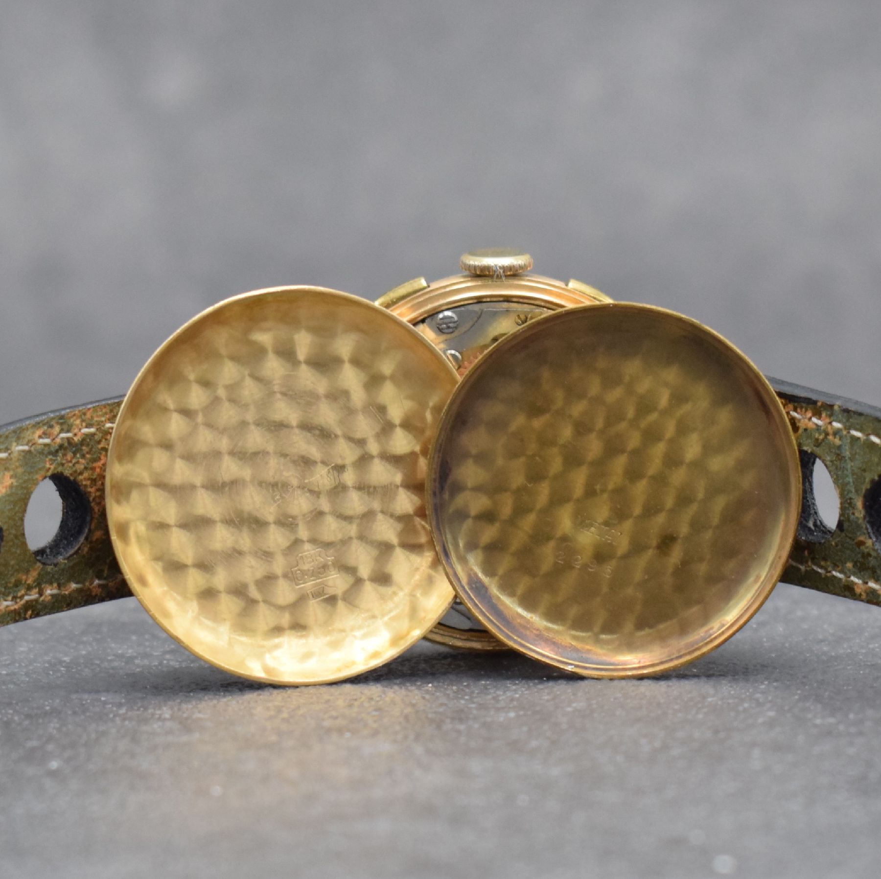 Detail i: CHRONOGRAPHE SUISSE Chronograph in RG 750/000, Schweiz um 1945, Handaufzug, gedr. Geh., Messing-Innengeh., Lünette in 14k GG ers., schwarzes ...