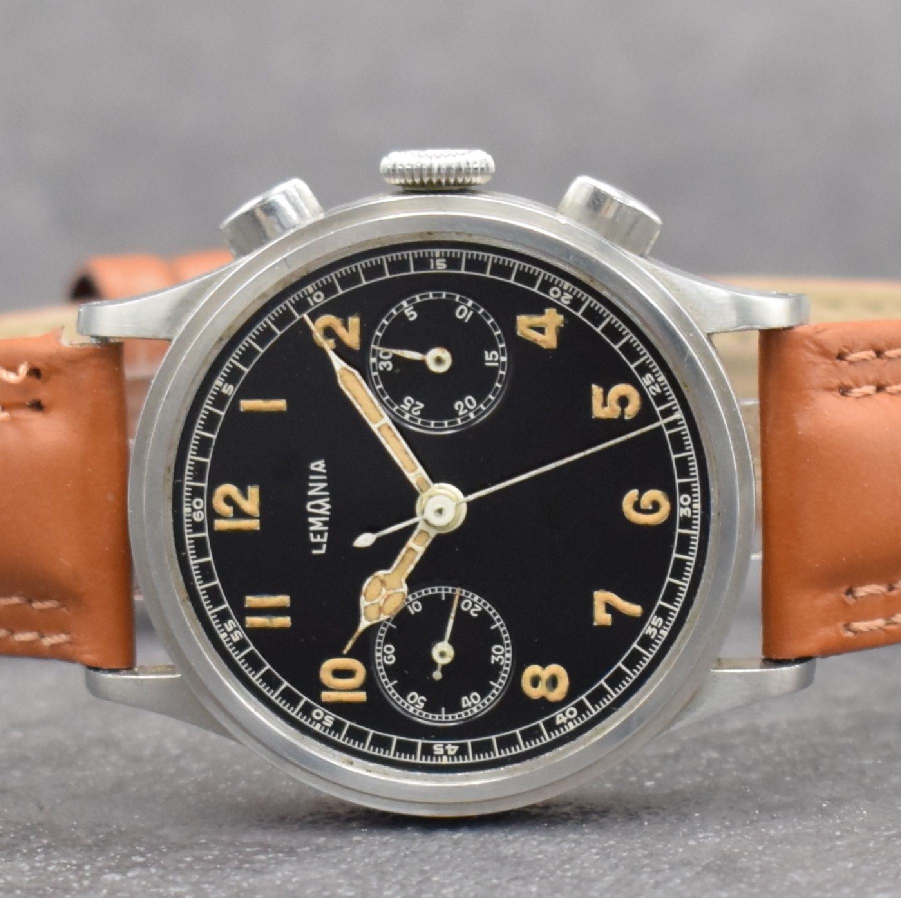 Detail a: LEMANIA Schaltradchronograph, Handaufzug, Schweiz 1940er Jahre, Edelstahlgeh., Boden & Glasrand aufgedr., schwarzes Zifferbl. m. fetten, arab. ...