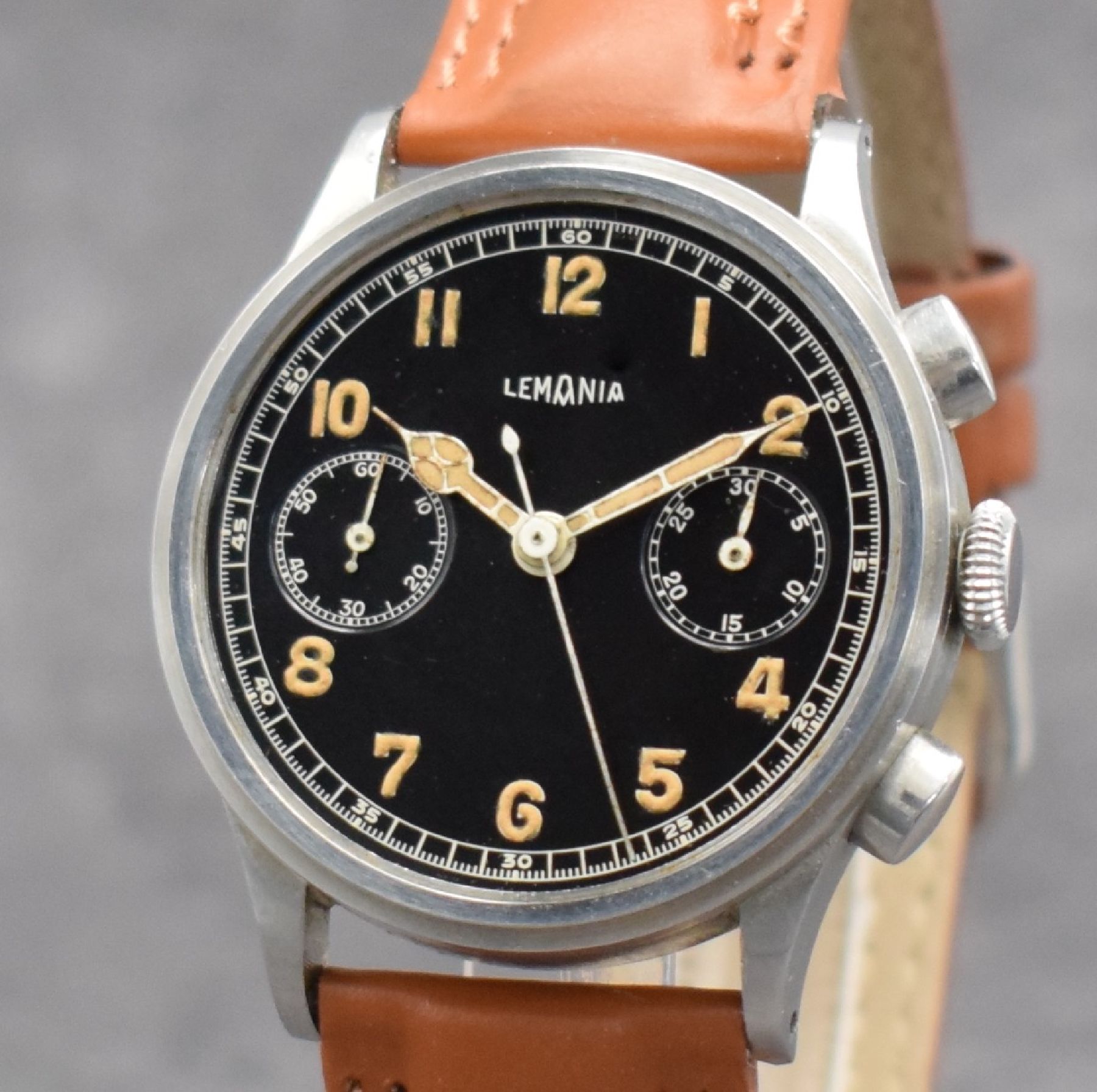 Detail d: LEMANIA Schaltradchronograph, Handaufzug, Schweiz 1940er Jahre, Edelstahlgeh., Boden & Glasrand aufgedr., schwarzes Zifferbl. m. fetten, arab. ...
