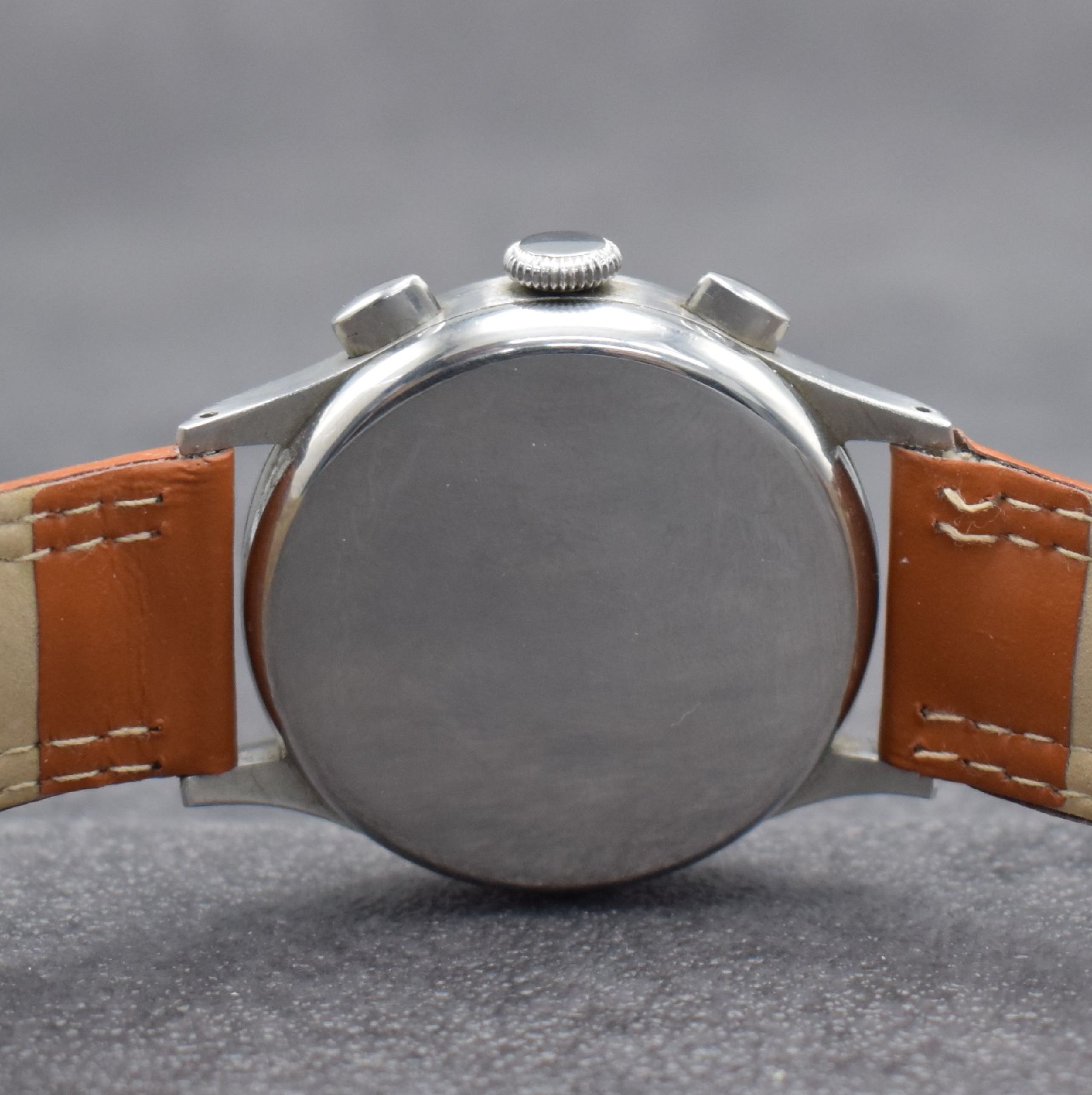 Detail f: LEMANIA Schaltradchronograph, Handaufzug, Schweiz 1940er Jahre, Edelstahlgeh., Boden & Glasrand aufgedr., schwarzes Zifferbl. m. fetten, arab. ...