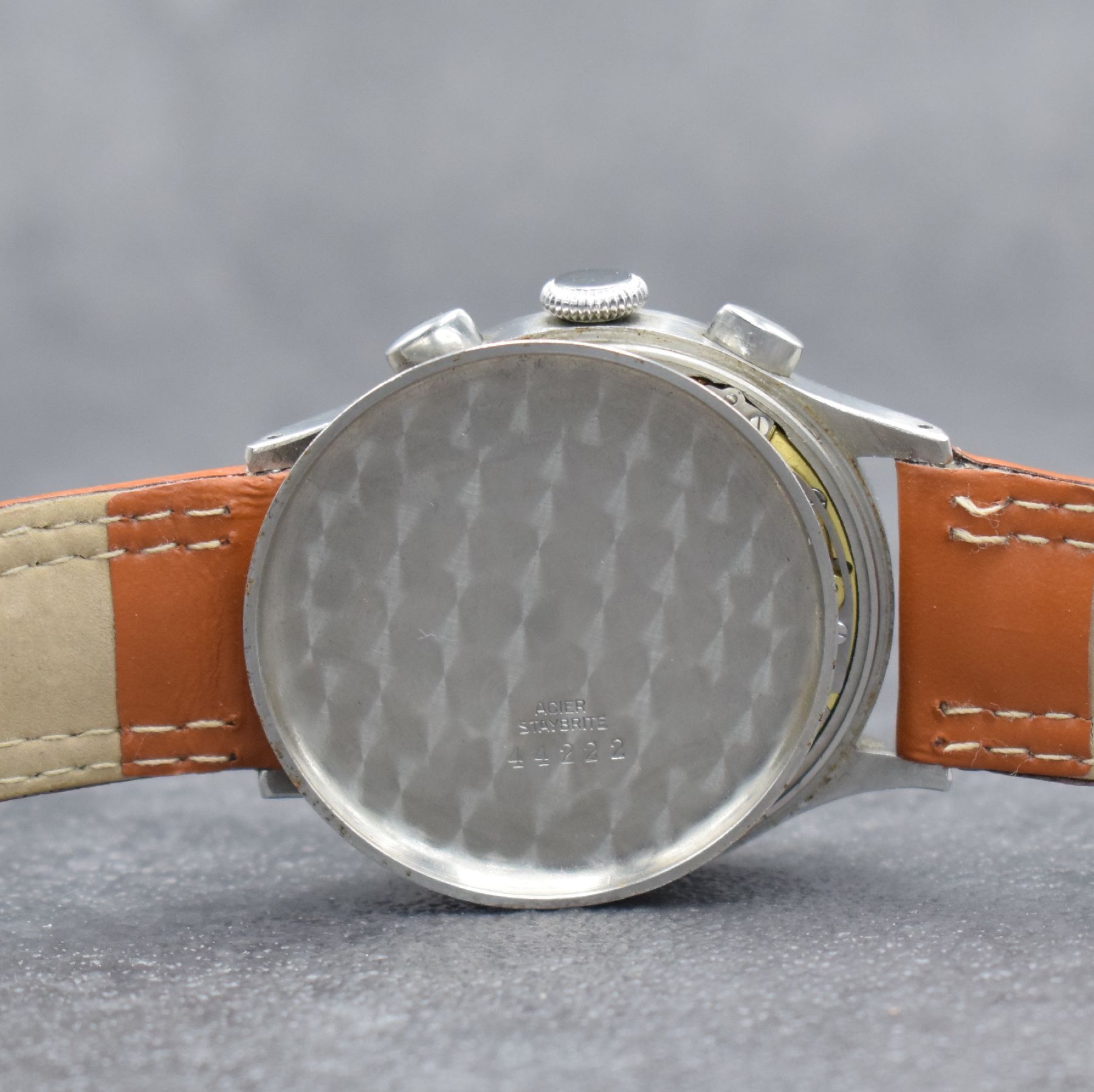 Detail h: LEMANIA Schaltradchronograph, Handaufzug, Schweiz 1940er Jahre, Edelstahlgeh., Boden & Glasrand aufgedr., schwarzes Zifferbl. m. fetten, arab. ...