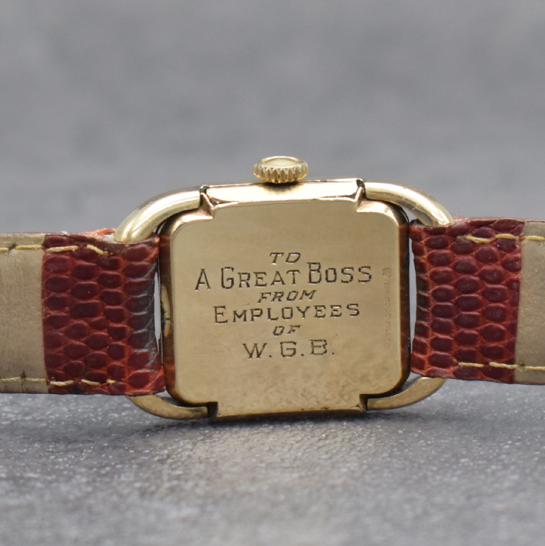 Detail d: ELGIN De Luxe Armbanduhr, Handaufzug, USA 1940er Jahre, 10k Gold-Filled Geh., Boden m. Widmungsgravur aufgedr., weißes Zifferbl. m. arab. Std. ...
